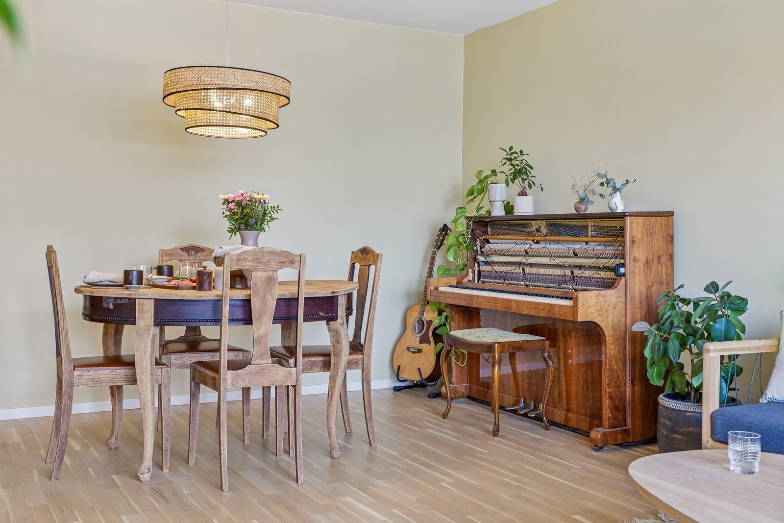 Stuen på 21 m² har god plass til både sofagruppe og en egen spiseplass. Galleribilde