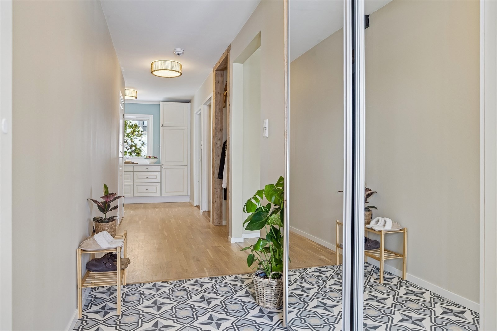 Velkommen inn i en romslig entré med oppbevaring i skyvedørsgarderobe. Galleribilde