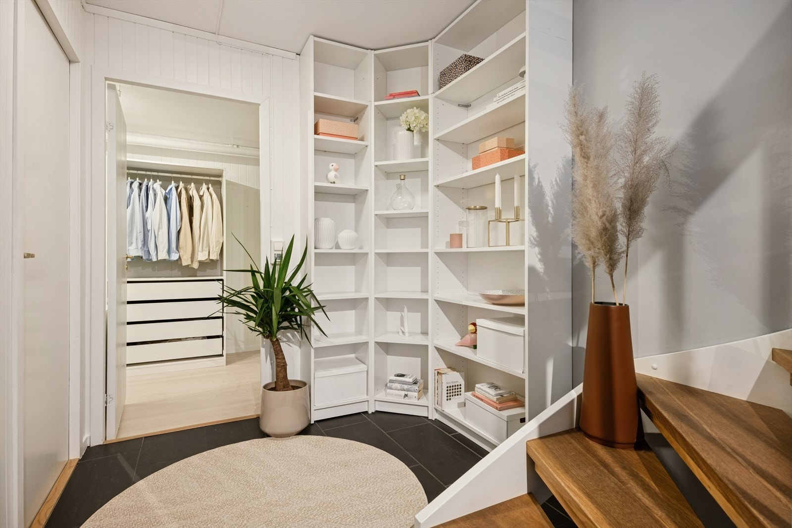 Her ønskes du velkommen inn i en lys og meget pen entré som gir et umiddelbart godt førsteinntrykk. Galleribilde