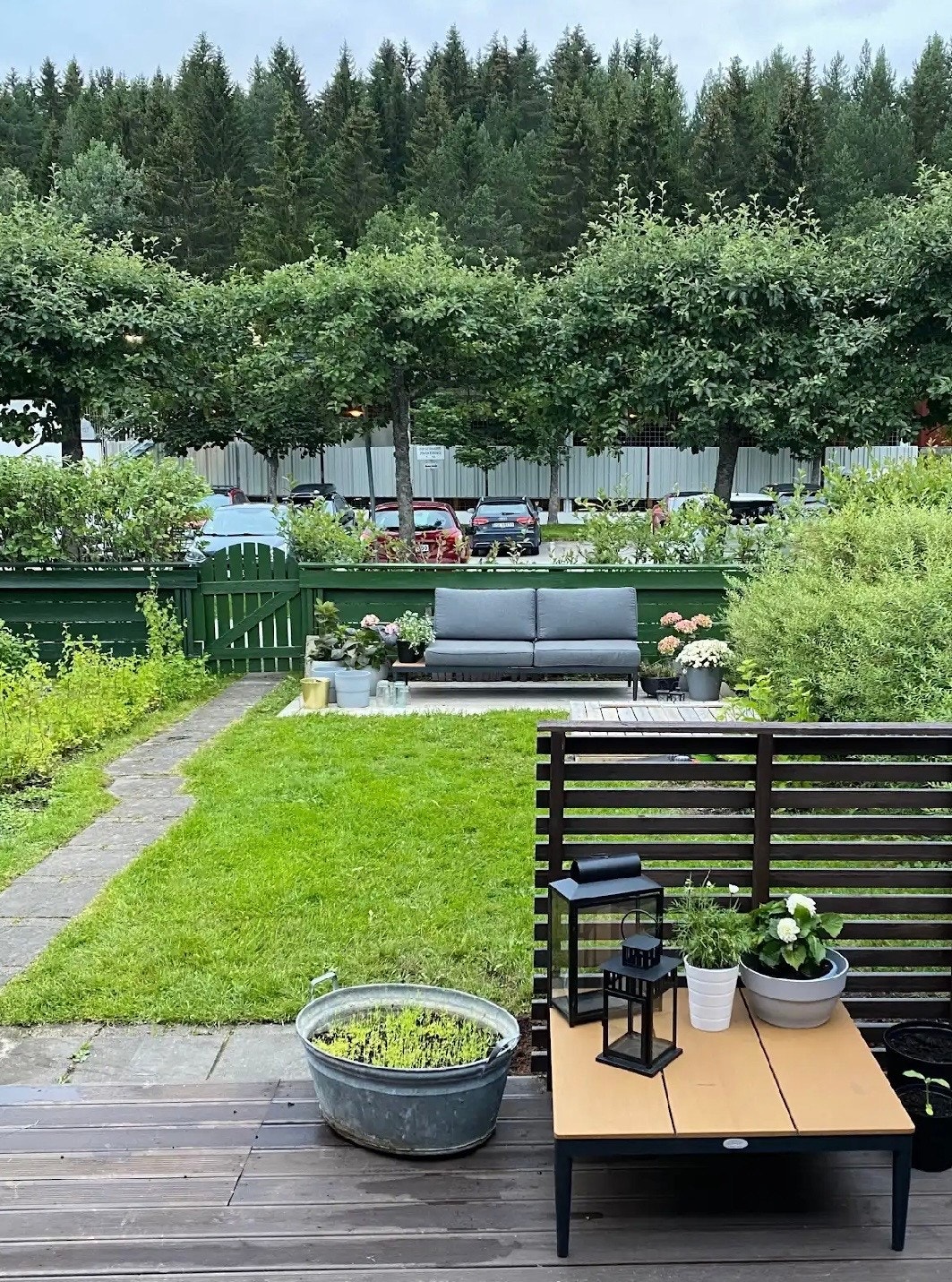 Uteområde av hagen (Selgers foto) Galleribilde