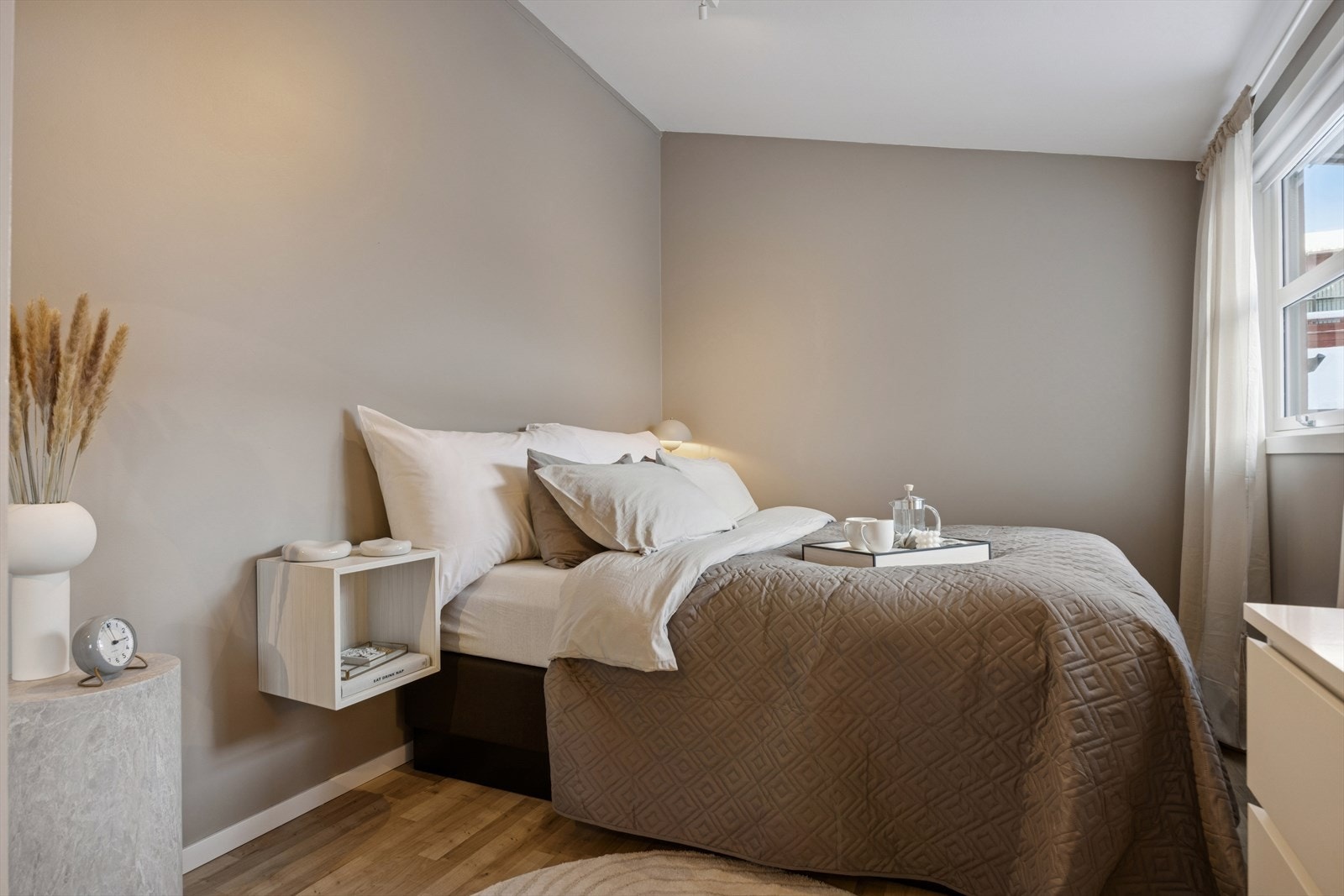 Delikat soverom med god plass til dobbeltseng og nattbord. Galleribilde