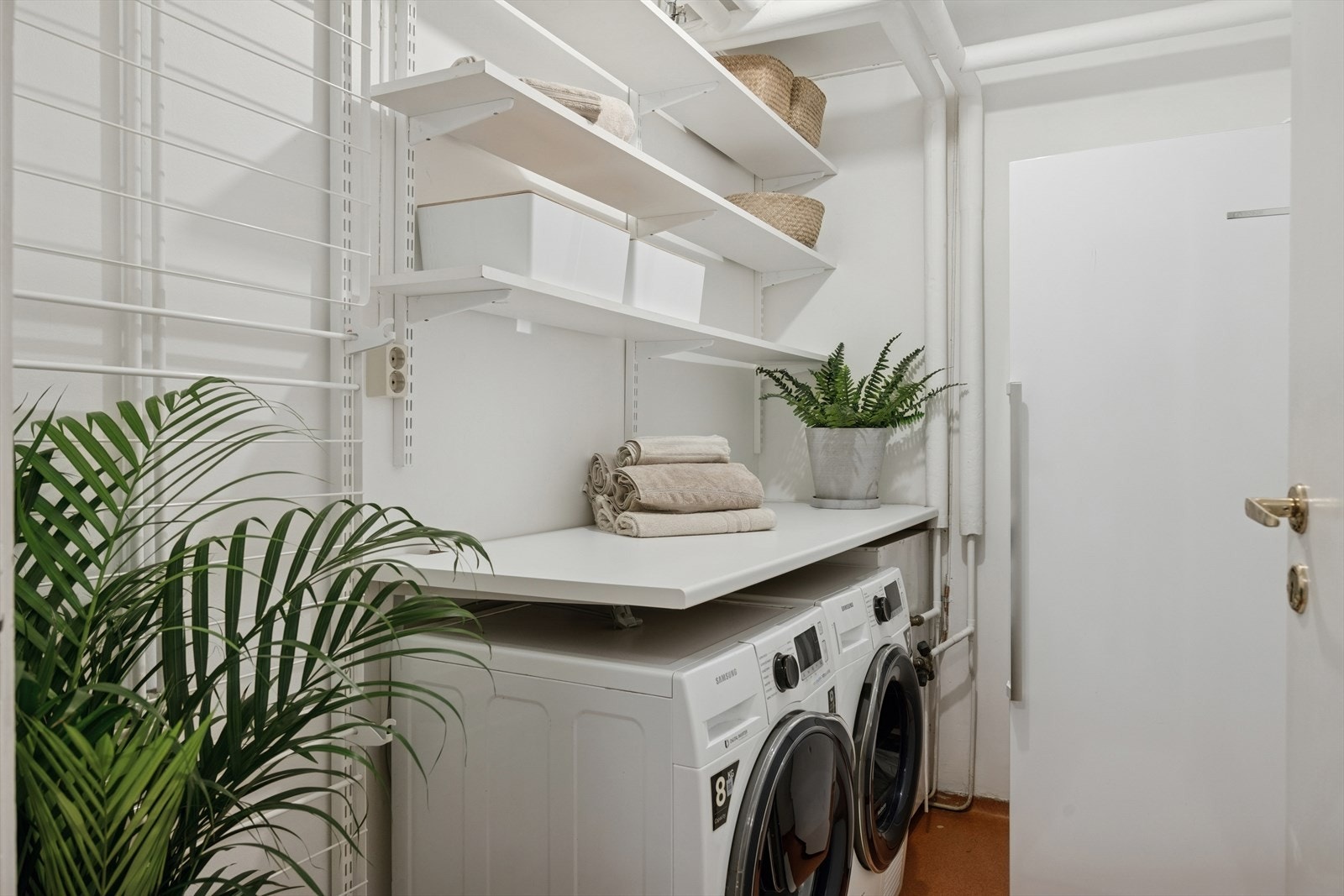 Praktisk vaskerom med rikelig hylle- og lagringsplass for en ryddig hverdag. Galleribilde