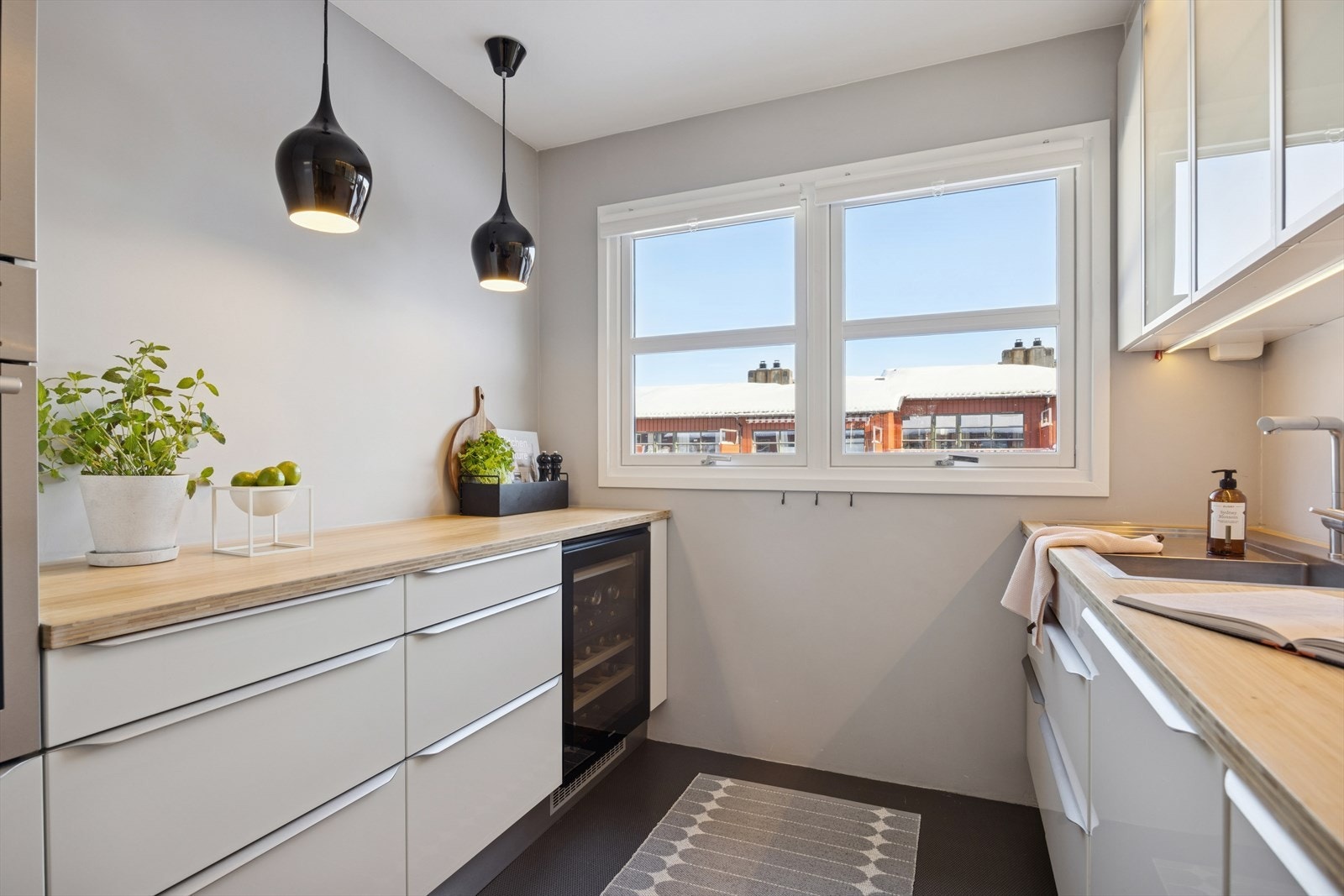 Integrerte hvitevarer med kombiskap, oppvaskmaskin, platetopp, stekeovn, mikrobølgeovn og ventilator. Galleribilde