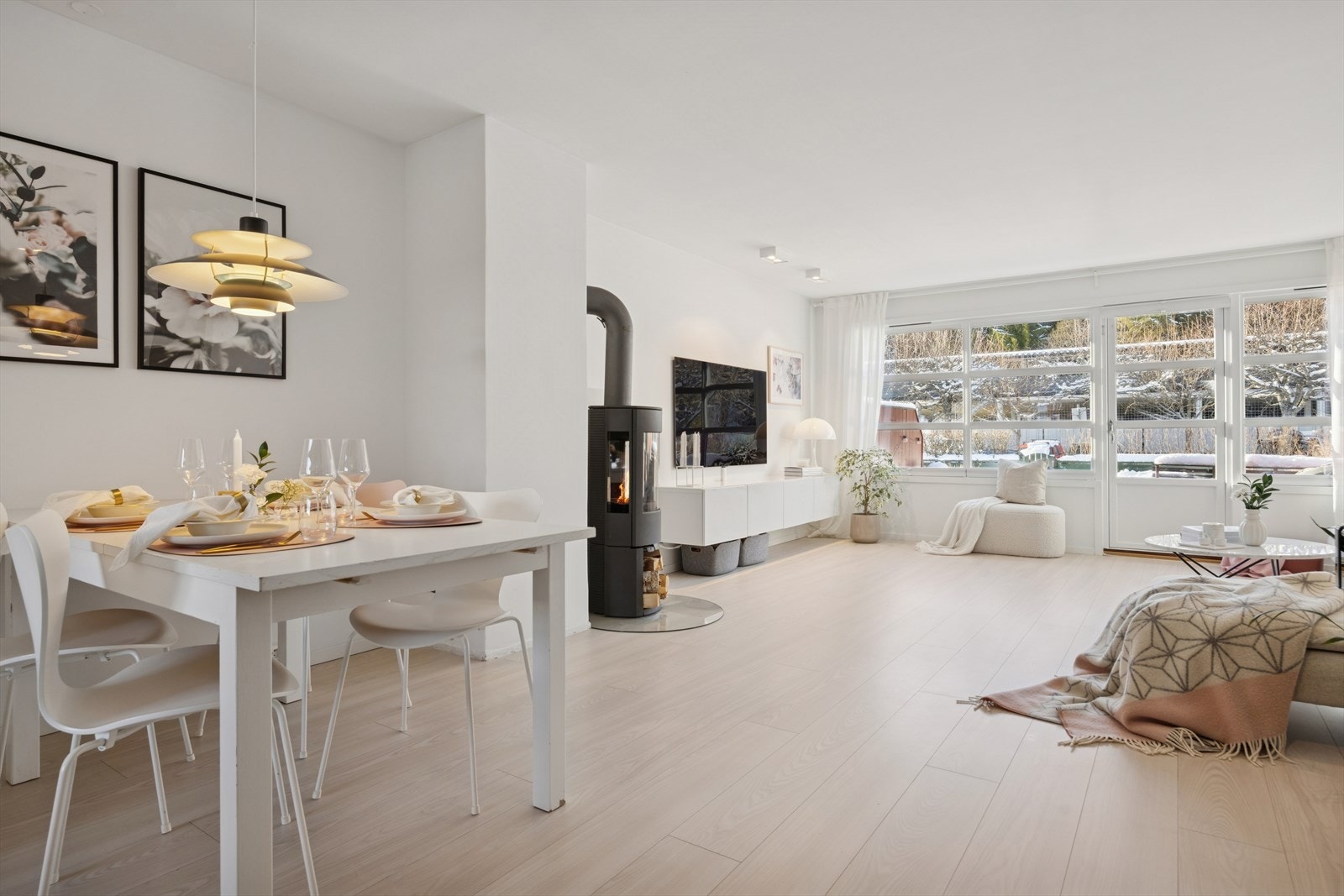 Fra stuen er det direkte utgang til en imponerende terrasse på hele 16,7 m², som gir fine forhold for uteliv, solfylte dager og lange sommerkvelder. Galleribilde