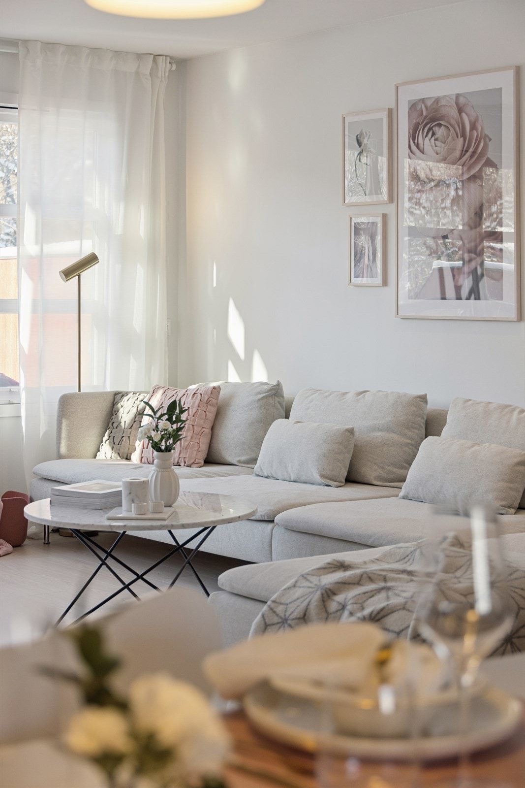 Boligen har gulvvarme i stuen, garderoberommet, hovedsoverommet samt i gangen mellom trapp og garderoberom. Galleribilde