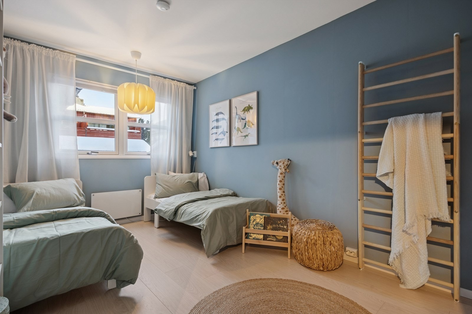 Lyst og innbydende barnerom med rikelig plass for lek, moro og hverdagslige aktiviteter. Galleribilde