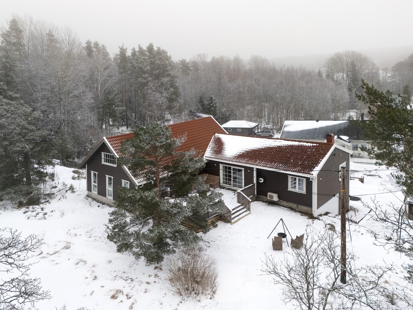 Tomten på 1 1195 kvm er skjermet og attraktivt beliggende innerst i blindvei, med en tilbaketrukket beliggenhet Galleribilde