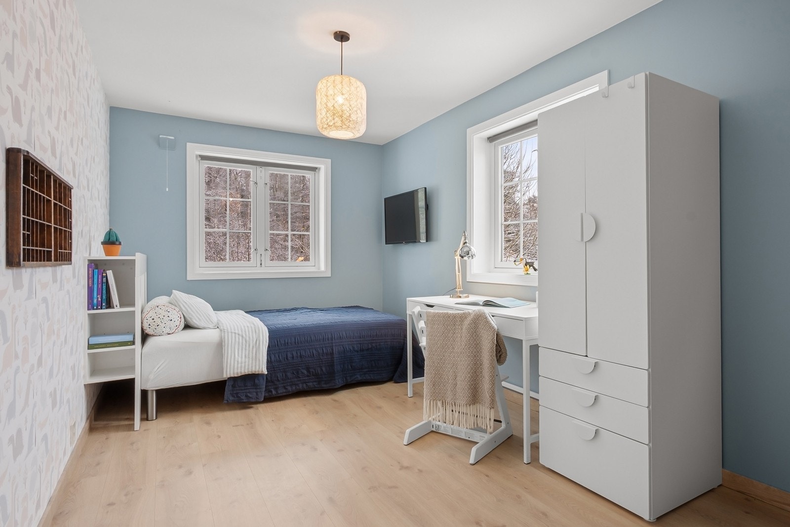 Barnerommene fremstår som trivelige og innbydende, med tapetserte vegger som gir hvert rom sitt preg Galleribilde