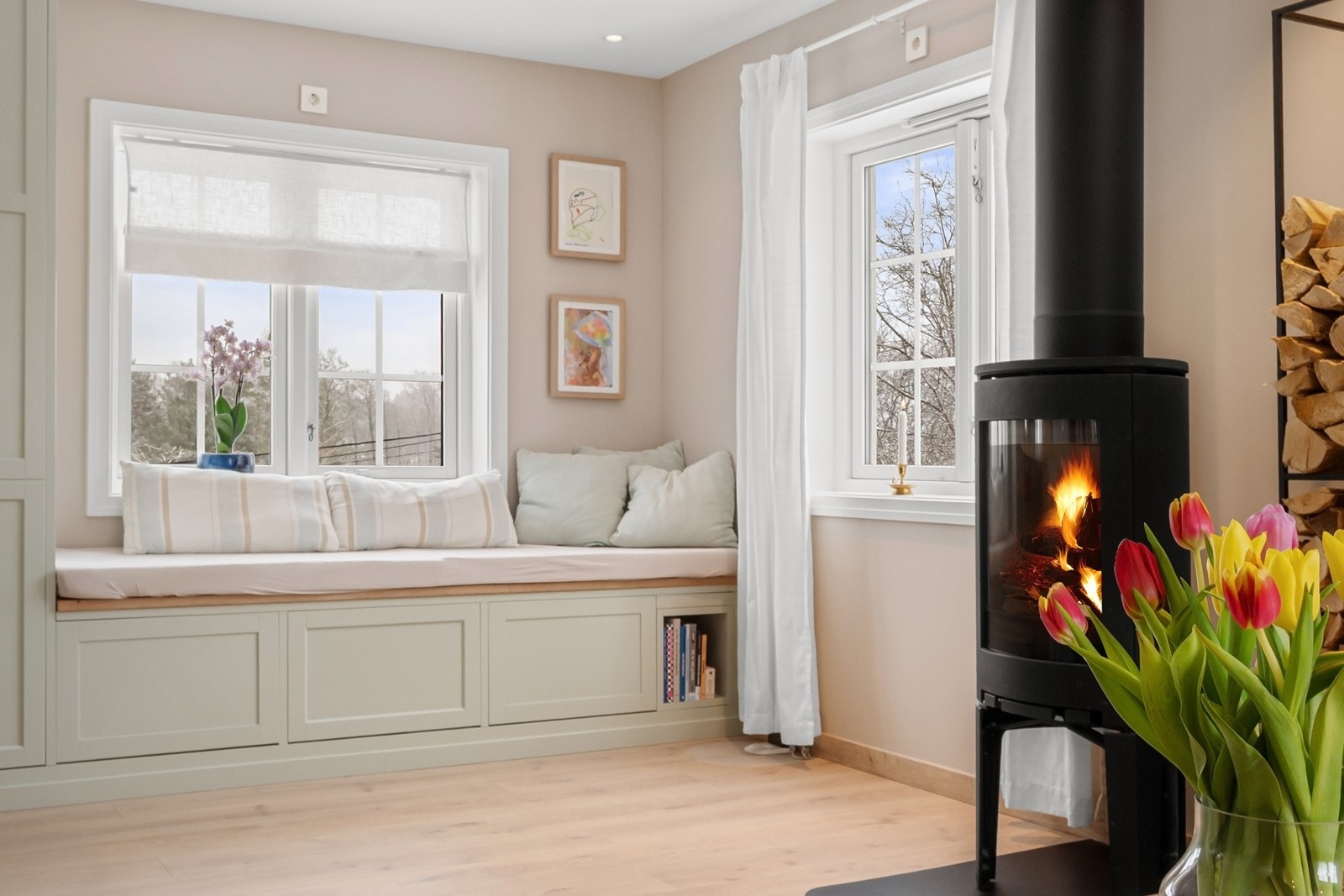 Det er lagt varmefolie i stue, kjøkken og mellomgang, samt ildsted og varmepumpe fra 2019 Galleribilde