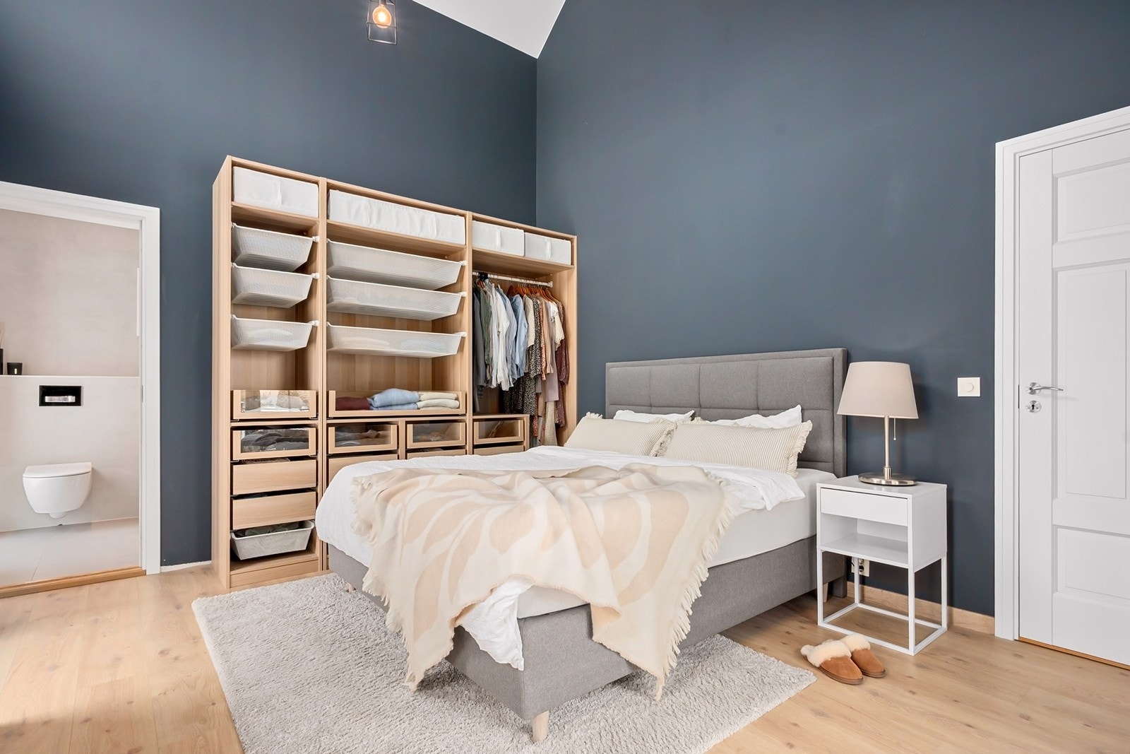 Rommet har gode oppbevaringsløsninger og adkomt til eget suite bad Galleribilde