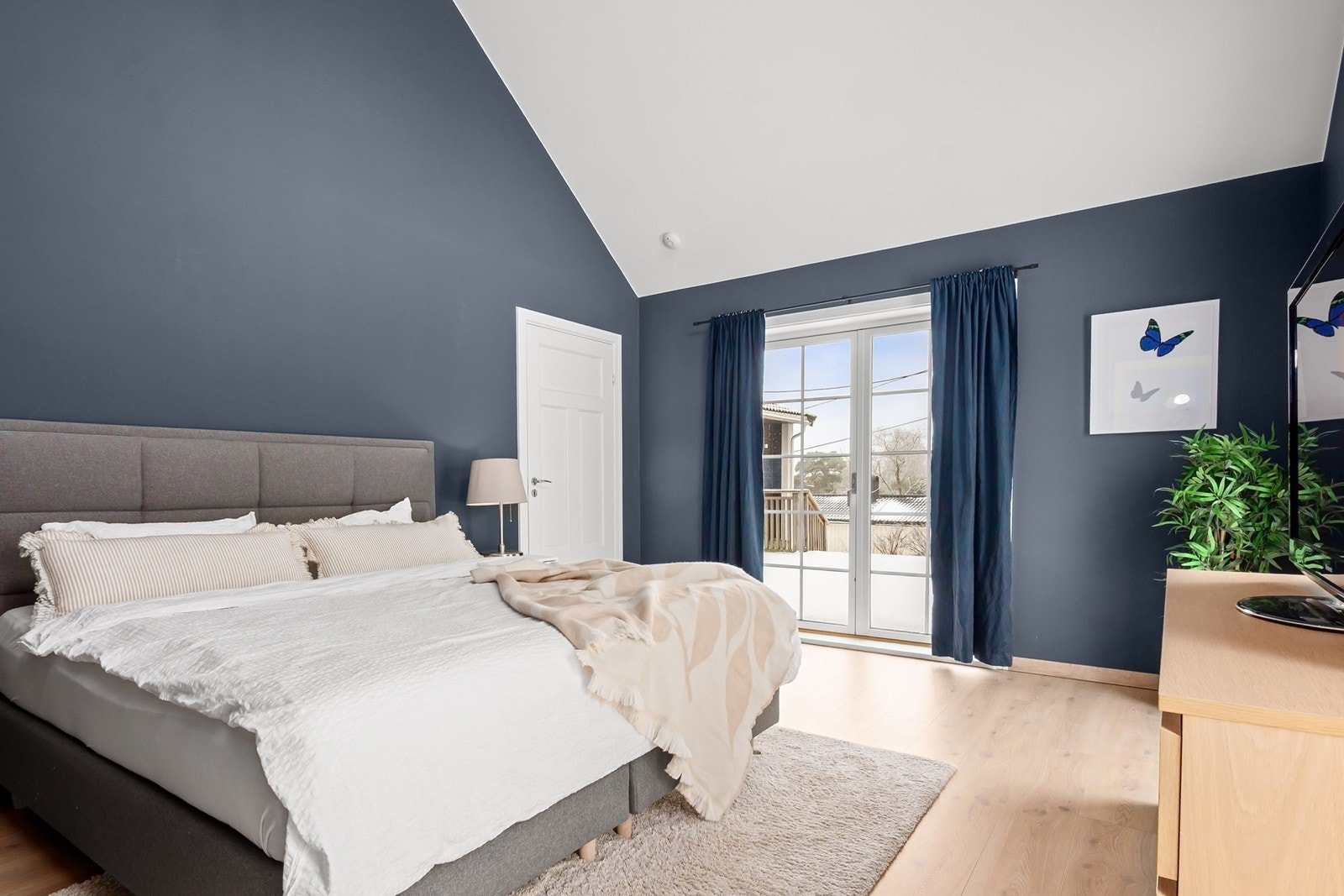 Herfra er det utgang til samme terrassen som også nås fra stuen Galleribilde