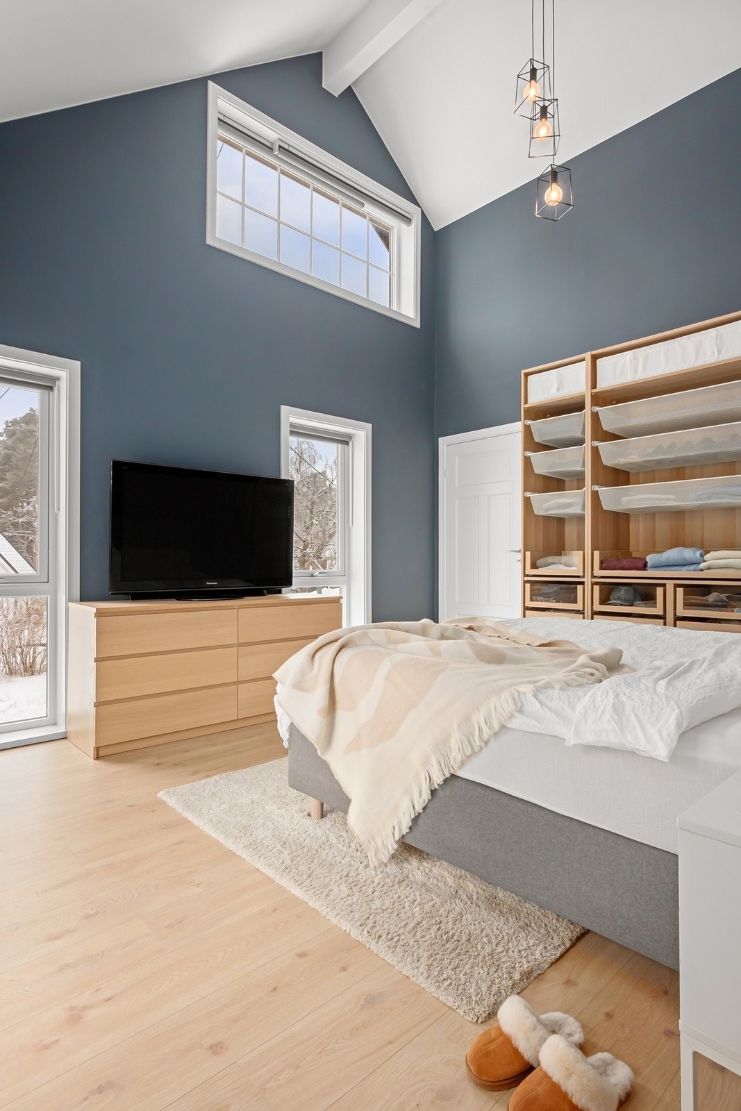 Hovedsoverommet er romslig og luftig, med god takhøyde og store vindusflater i ulike størrelser som slipper inn godt med lys Galleribilde