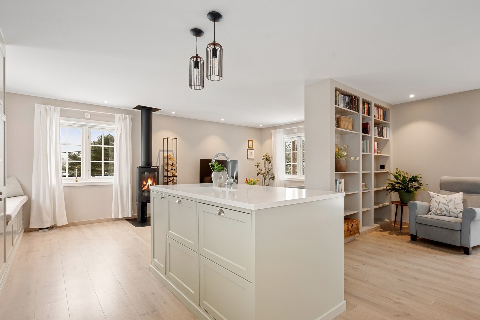 Kjøkkenøya har nedfelt stålkum, gode arbeidsflater og vitrineskap mot spiseplassen Galleribilde