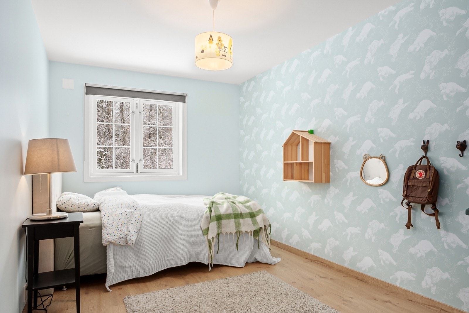 Rommene har gode møbleringsmuligheter med plass til seng, skrivepult og oppbevaring, noe som gjør dem ideelle som barnerom, gjesterom eller hjemmekontor Galleribilde