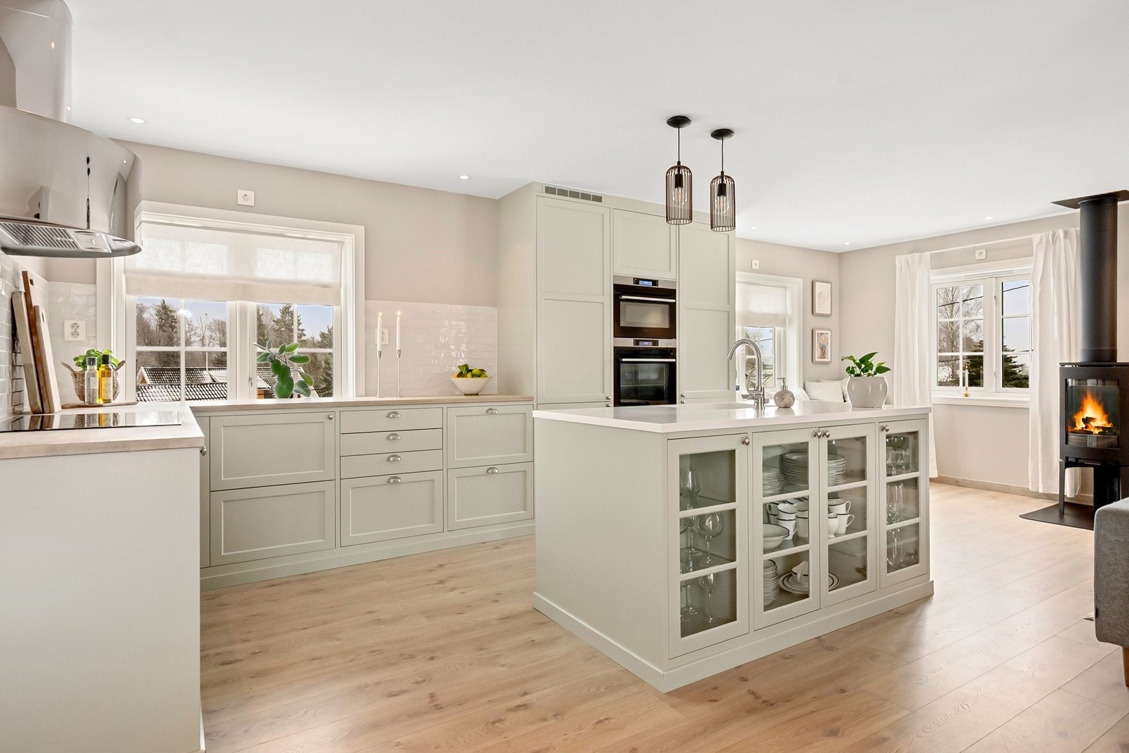 Kjøkkenet fra Drømmekjøkkenet er et naturlig samlingspunkt i boligen, levert med profilerte fronter i en harmonisk fargetone, heltre benkeplate og steinplate på kjøkkenøya Galleribilde