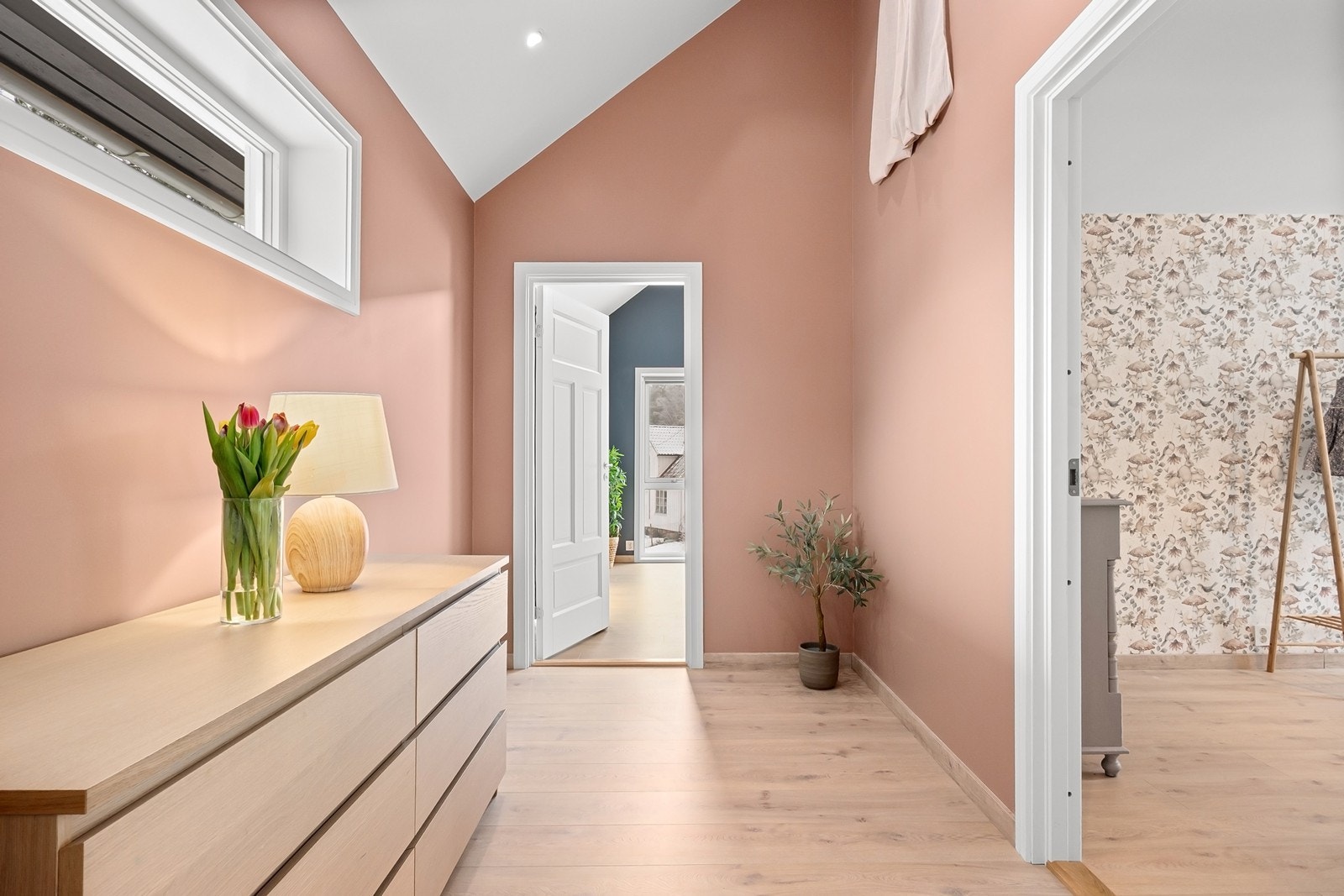 Denne delen av boligen fremstår som en privat og familievennlig sone, hvor soverommene er skjermet fra oppholdsarealene Galleribilde