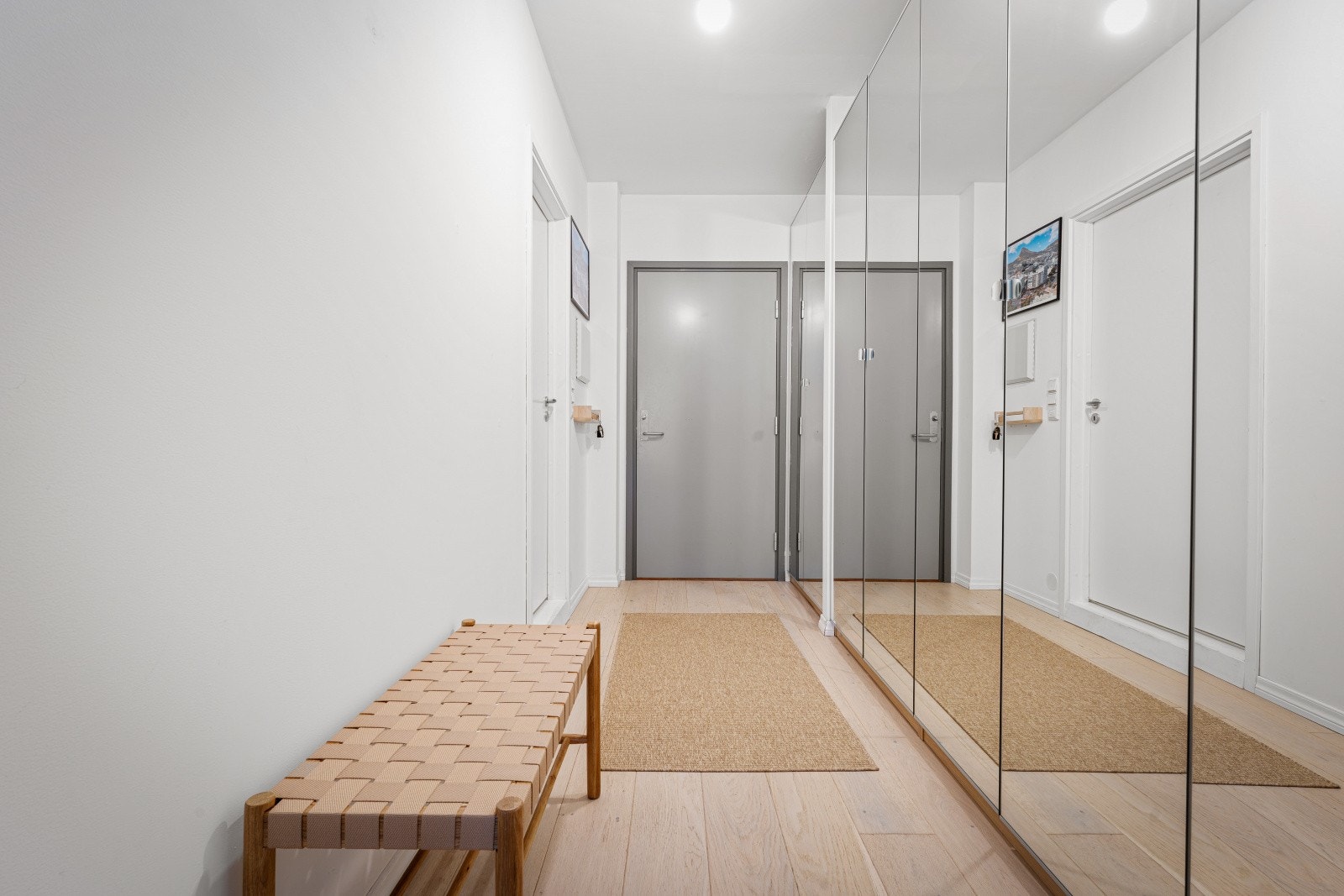 Lys og trivelig entré med svært god oppbevaringsplass til ytterbekledning. Målt til 7,1 kvm. Galleribilde