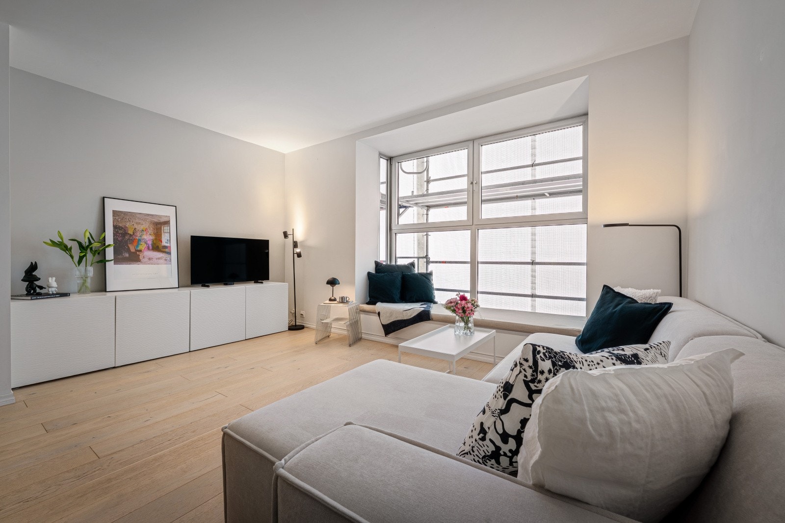 Store vinduer i front gir et fantastisk lysinnslipp og herlig sjøutsikt, (Nye vinduer er på plass sommeren 2026) Galleribilde