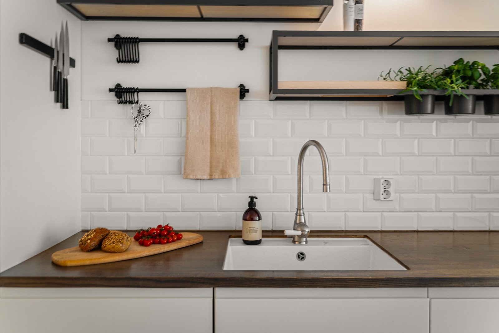 Fliser over kjøkkenbenk som er praktisk og enkelt mtp. vedlikehold. Galleribilde