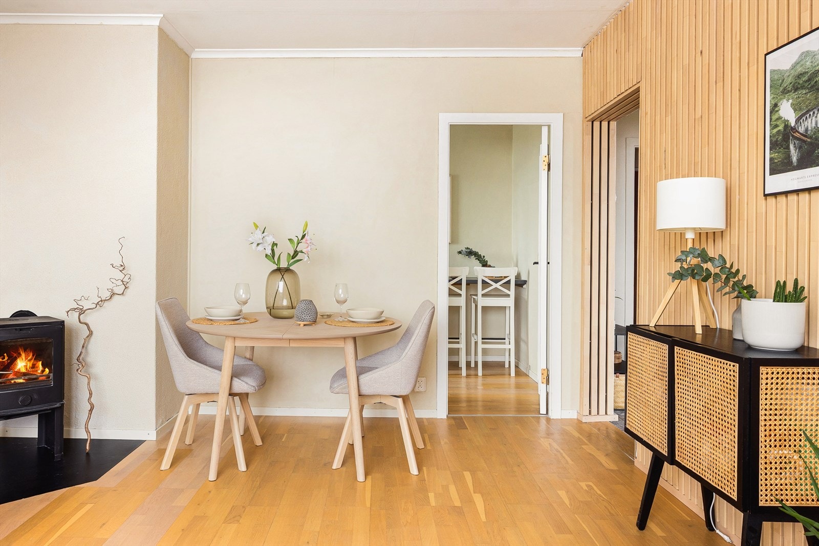 Like ved kjøkkenet er en perfekt spot for spisebordet, strategisk plasser mellom stue og kjøkken. Galleribilde