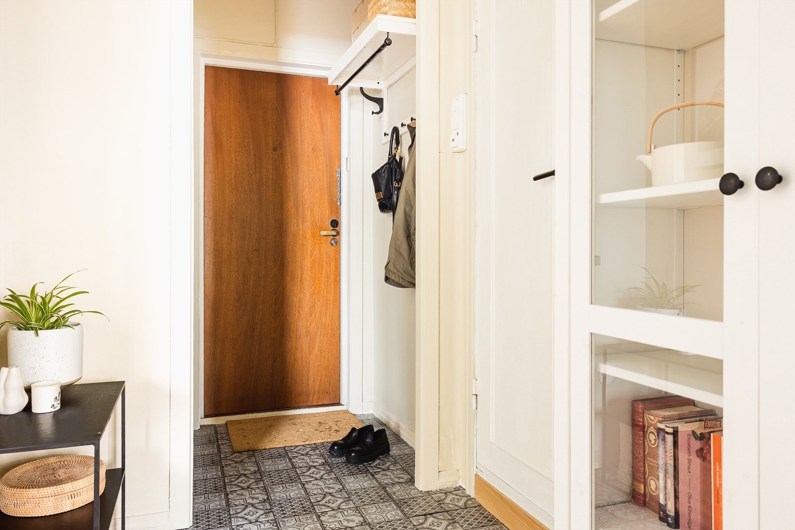 Ved ankomst møtes du av et innbydende inngangsparti med god plass til å henge fra seg både jakker og sko. Galleribilde