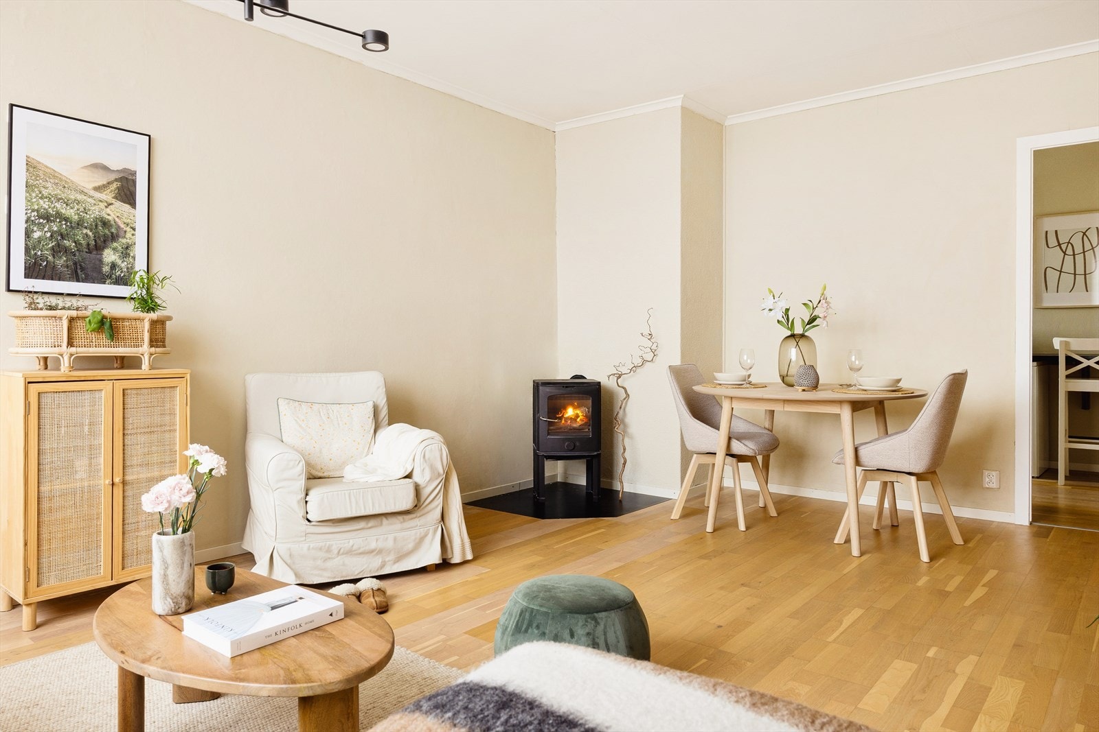 I hjørnet av stuen finner du en koselig peisovn. Ovnen gir godt med varme og skaper en herlig atmosfære. Galleribilde