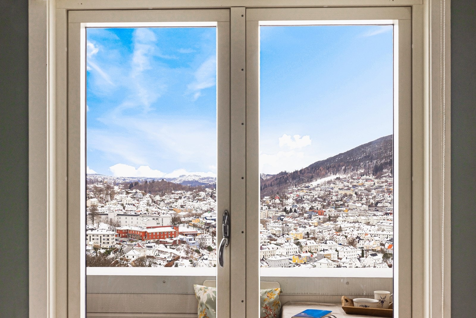 Fra soverommet er det direkte utgang til en herlig sørvestvendt overbygd altan. Galleribilde