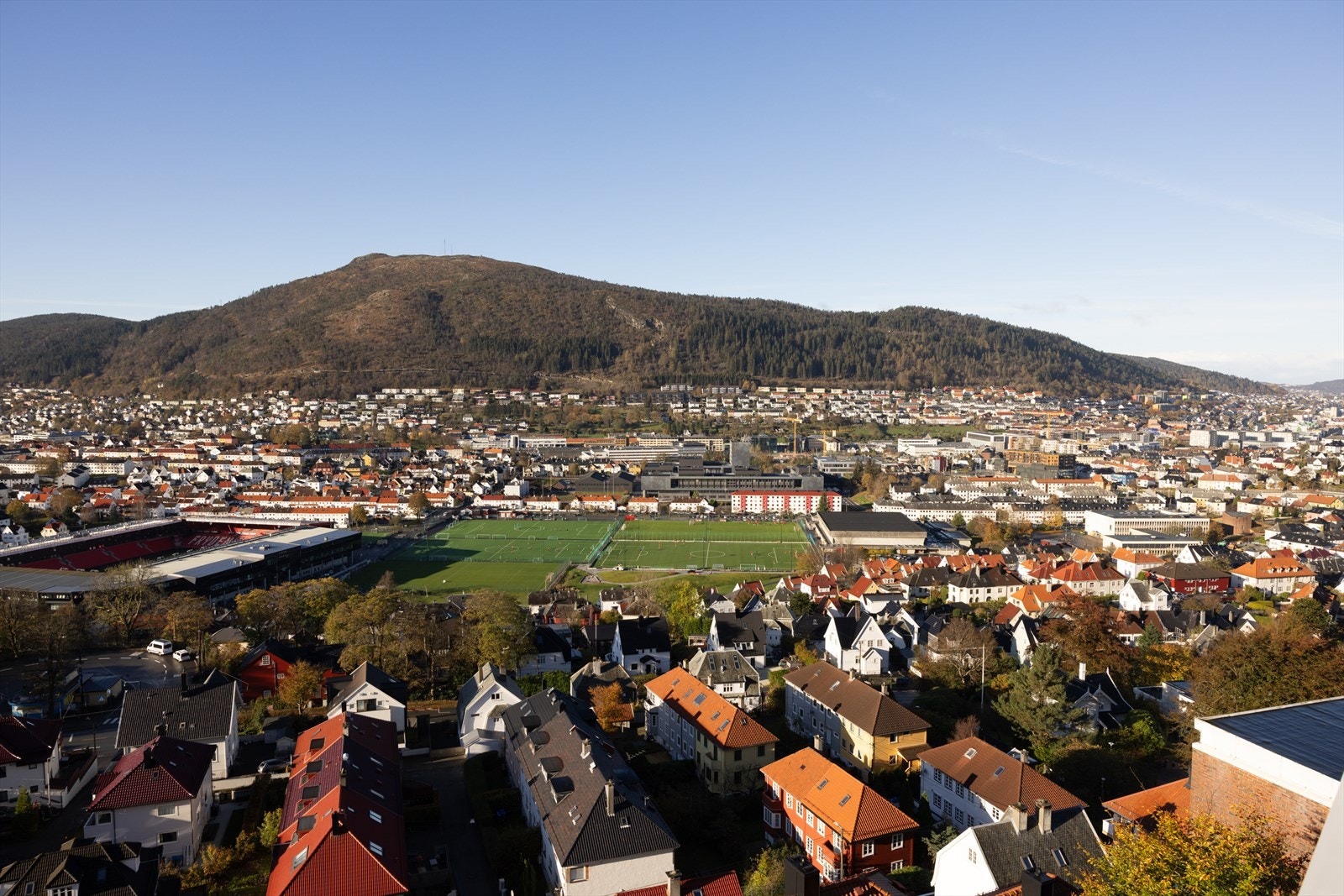 Boligen ligger pent tilbaketrukket på enden og har storslått utsikt utover nærområde, sentrum og byfjellene. Dette er med andre ord en bolig du absolutt ikke vil gå glipp av! Galleribilde