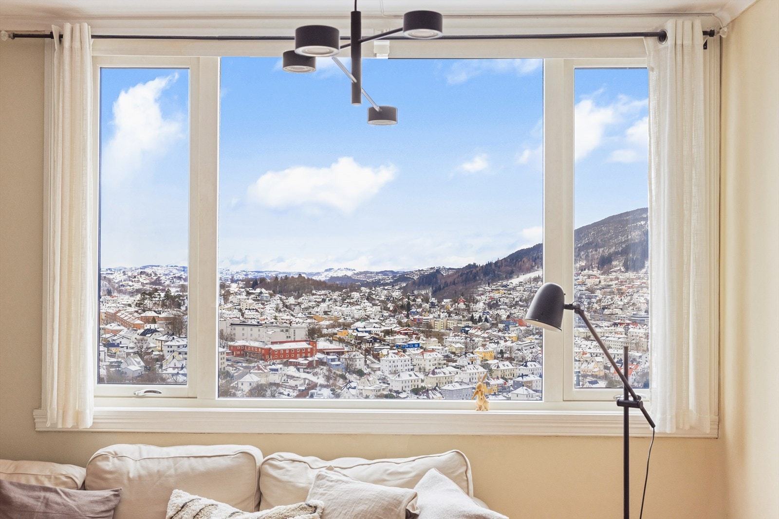 En strålende og lys 2-roms hjørneleilighet på toppen av Vognstølen. Galleribilde