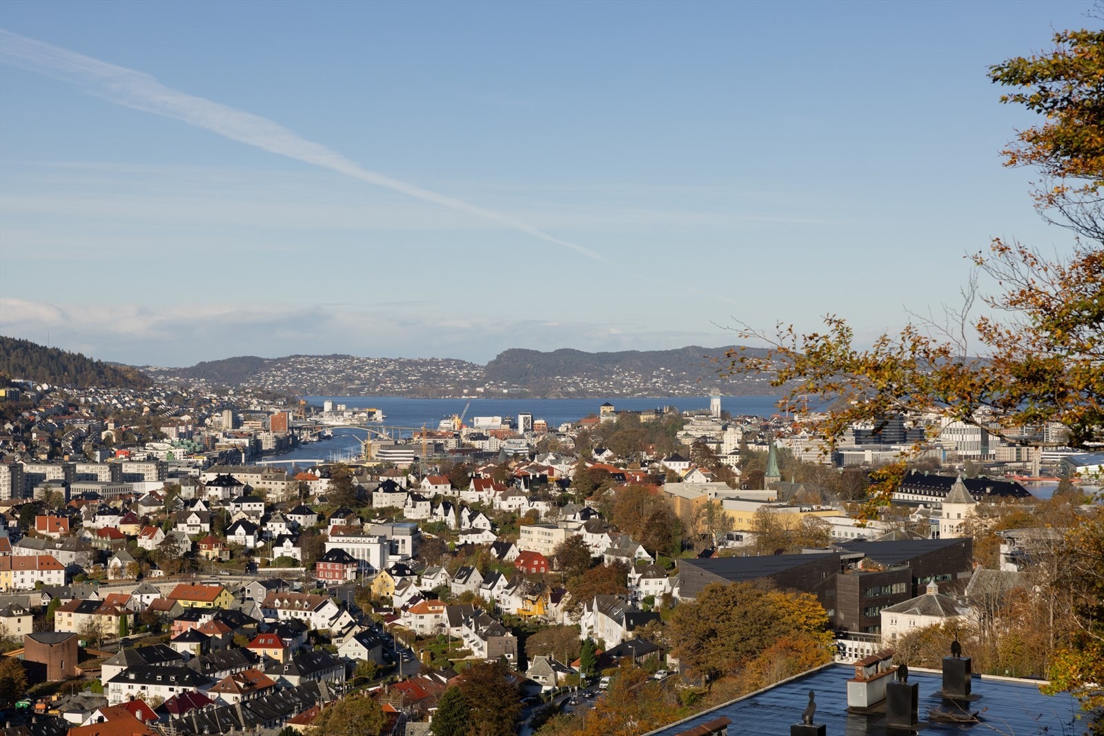 Storslått utsikt utover nærområde, sentrum og byfjellene. Galleribilde