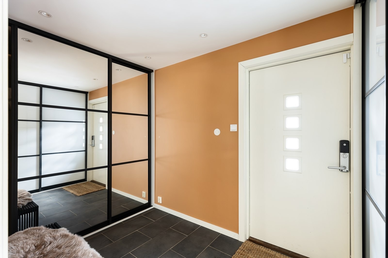 Praktisk entré med montert skyvedørsgarderobe og gode oppbevaringsløsninger Galleribilde