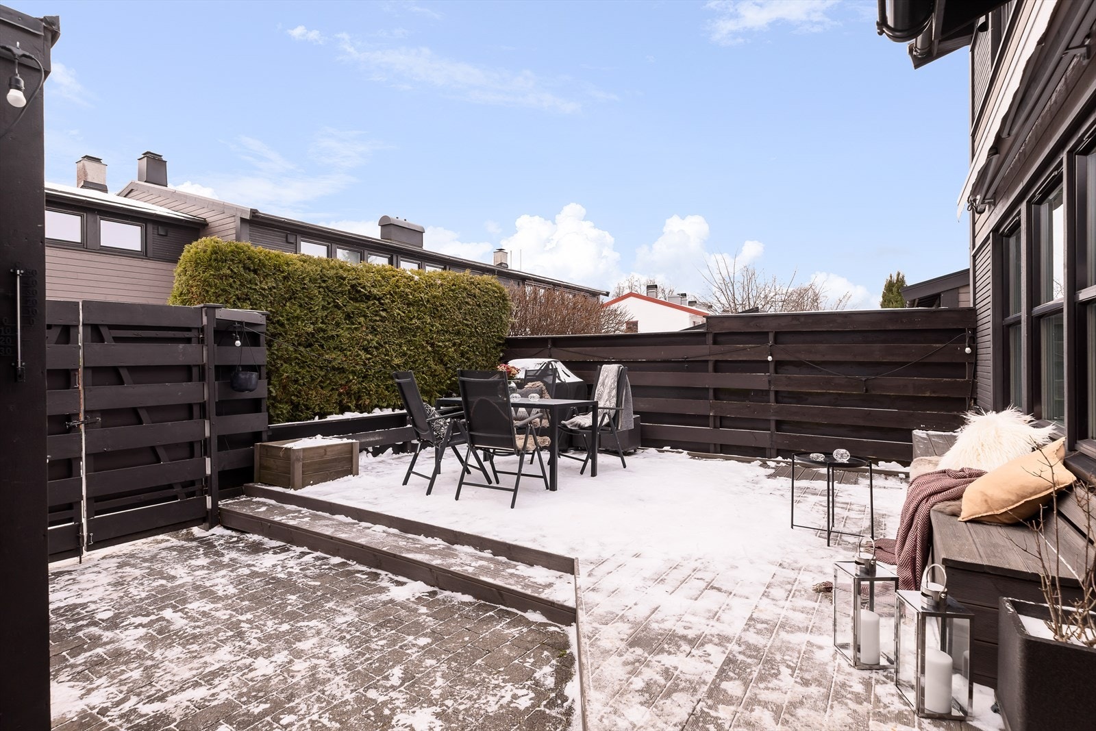 Med totalt ca. 76 kvm terrasser får du rikelig med uteareal. Terrassene ble bygget i 2020 og 2021 i royalimpregnert tre, og er nyoljet i 2025 Galleribilde