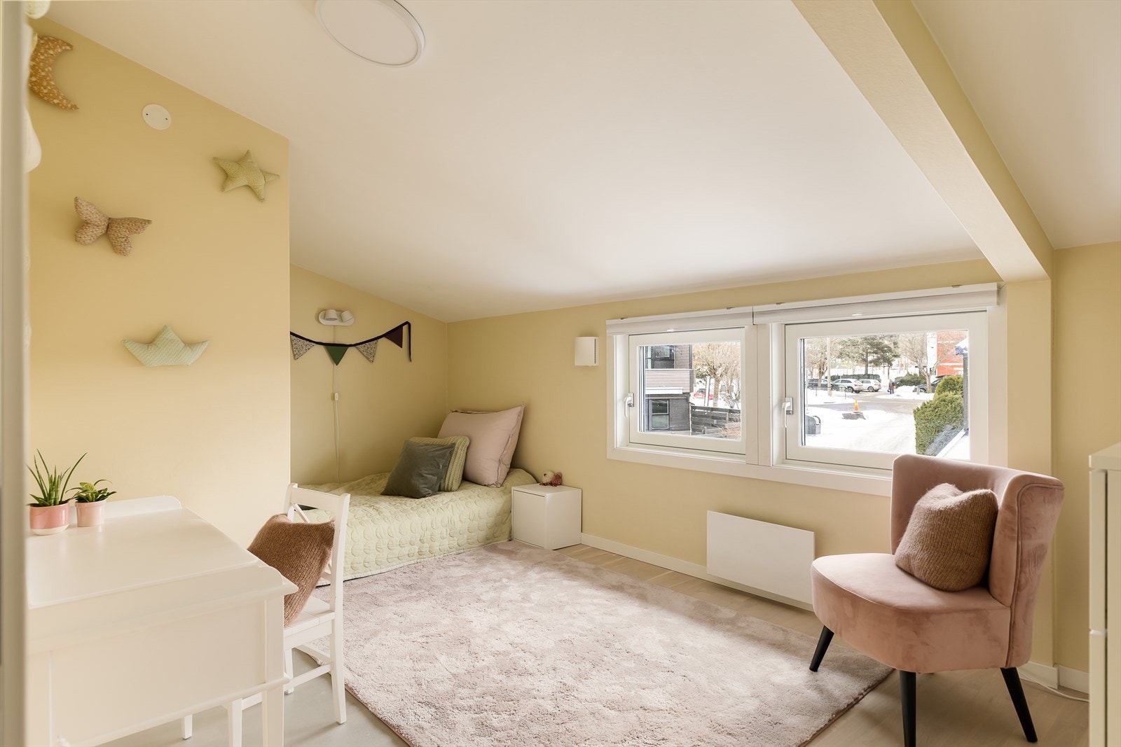 Boligen har 4 gode soverom i 2. etasje, vegger er flyttet for å skape større barnerom. Galleribilde