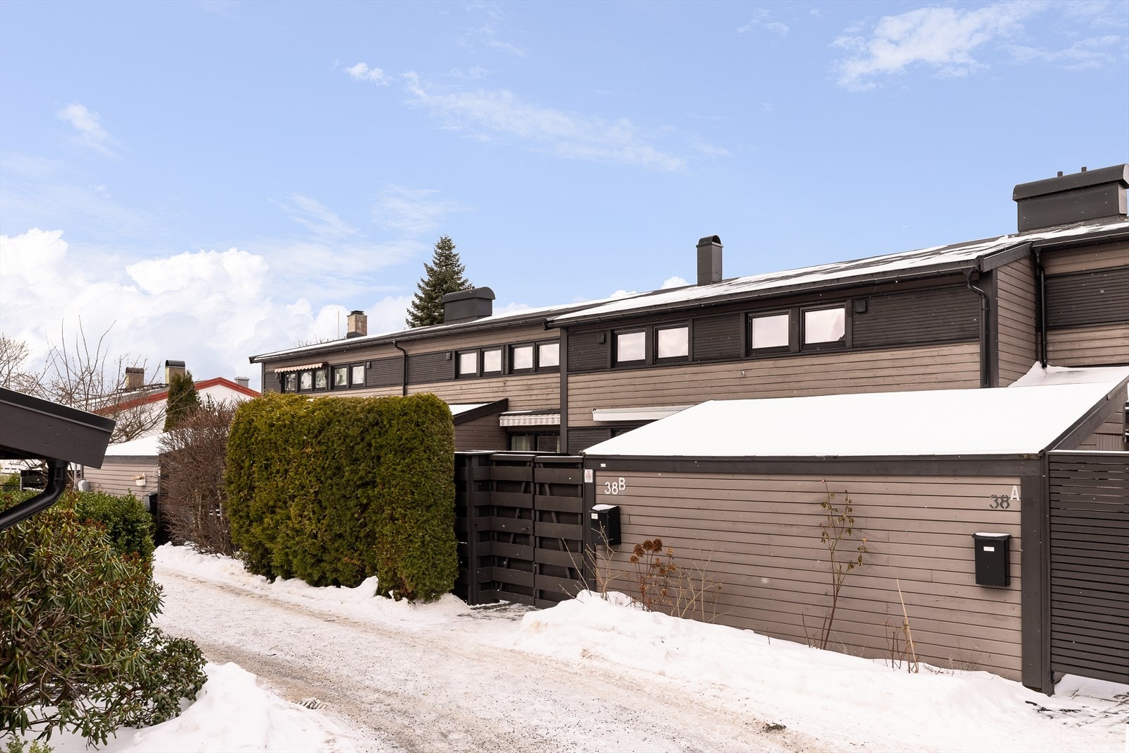 Boligen ligger rolig og barnevennlig til på Kastellet/Nordstrand, med bilfri vei til skole og barnehage, kort vei til trikk og kun få minutter til dagligvarebutikk. Galleribilde