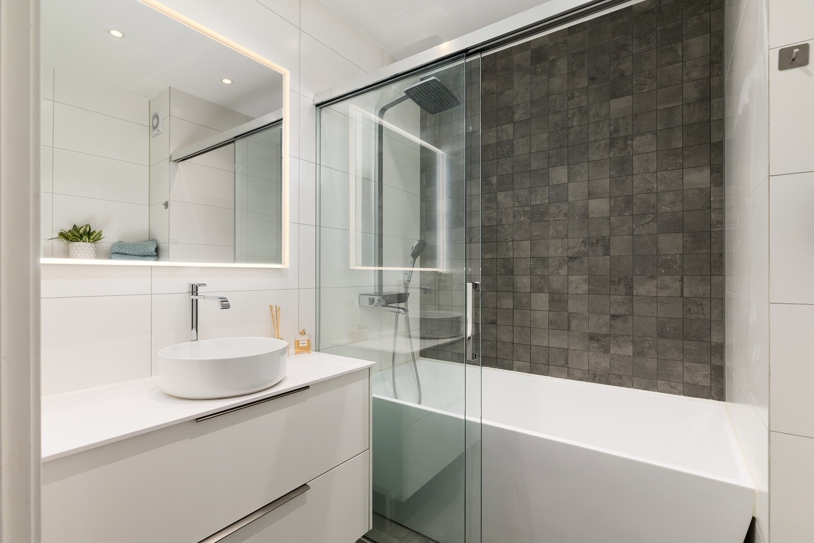 Badene ble pusset opp i 2017 - i 2019 ble det montert badekar på badet oppe. Galleribilde