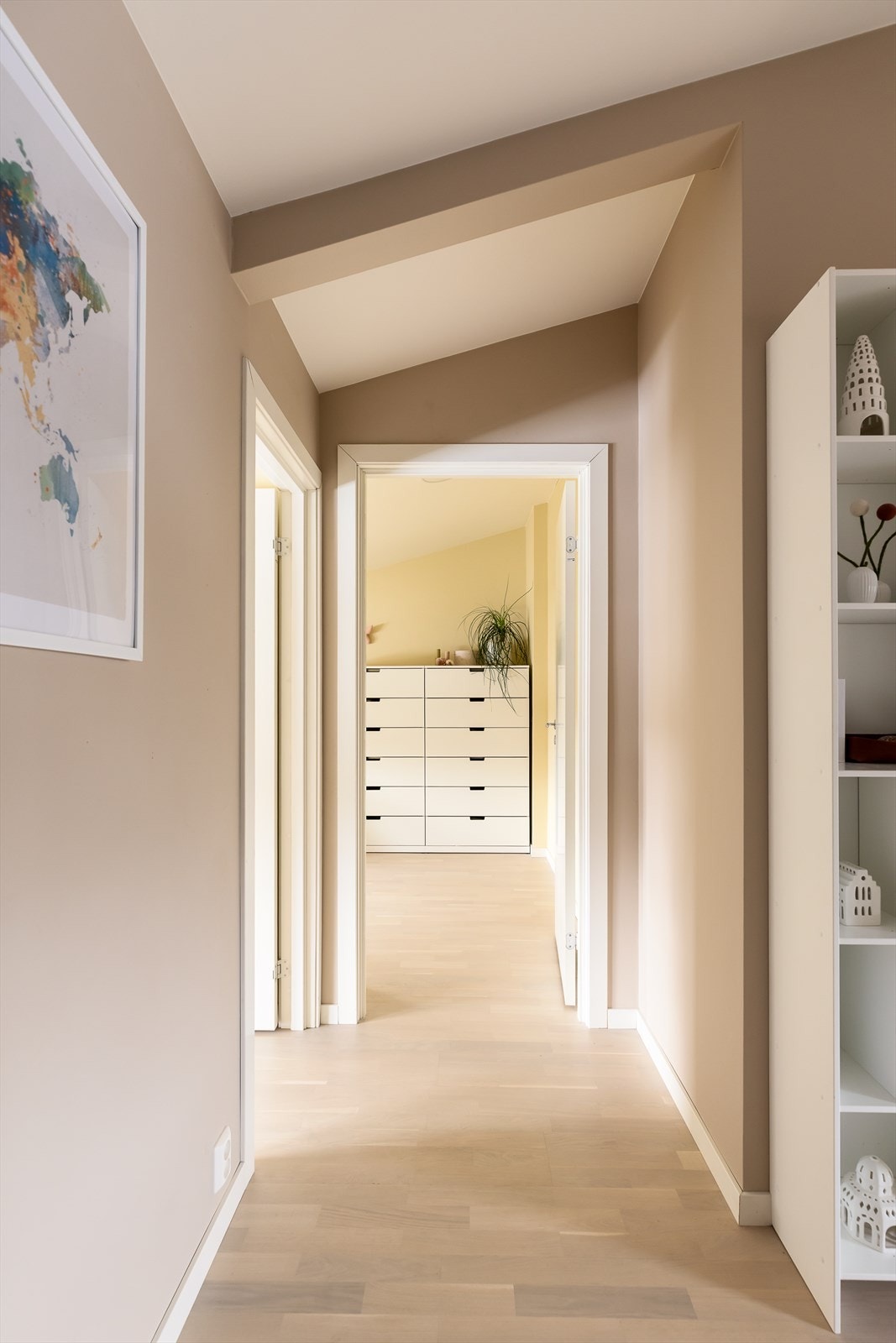 Lys og praktisk mellomgang i 2. etasje som binder sammen de fire soverommene og badet - pusset og malt i 2021 som en del av oppgraderingen av hele etasjen Galleribilde