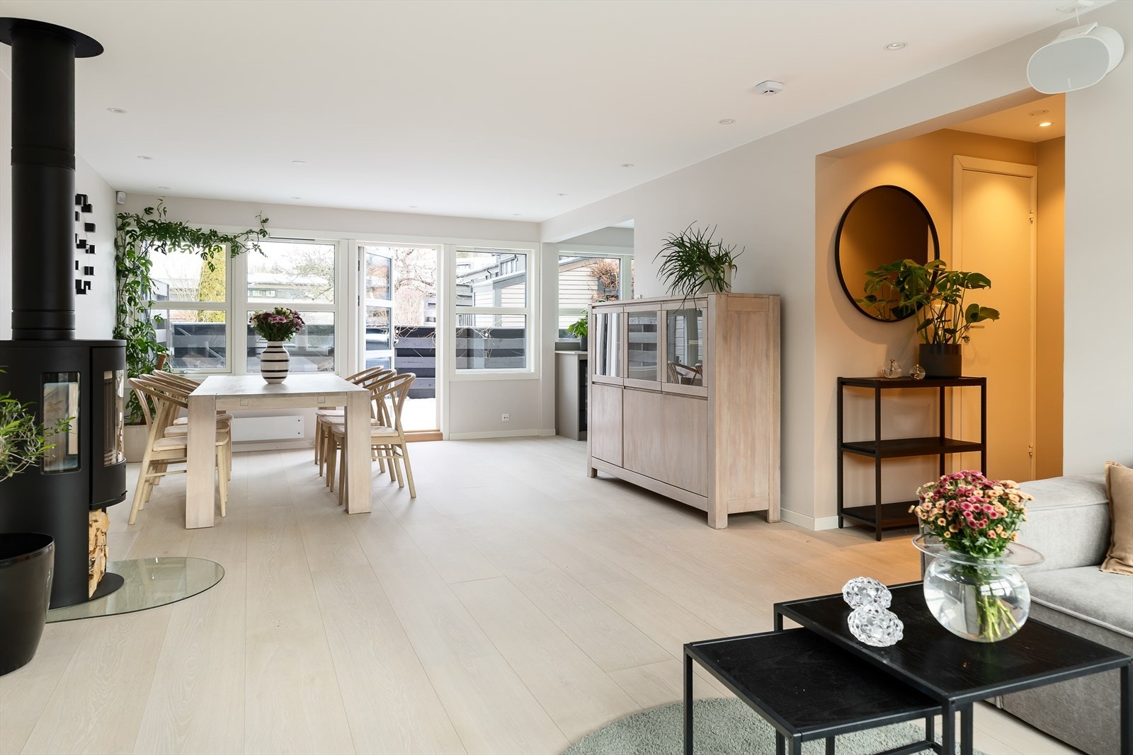 Spisestuen har naturlig tilknytning til kjøkken og stue, perfekt for både hverdagsmiddager og gjester Galleribilde