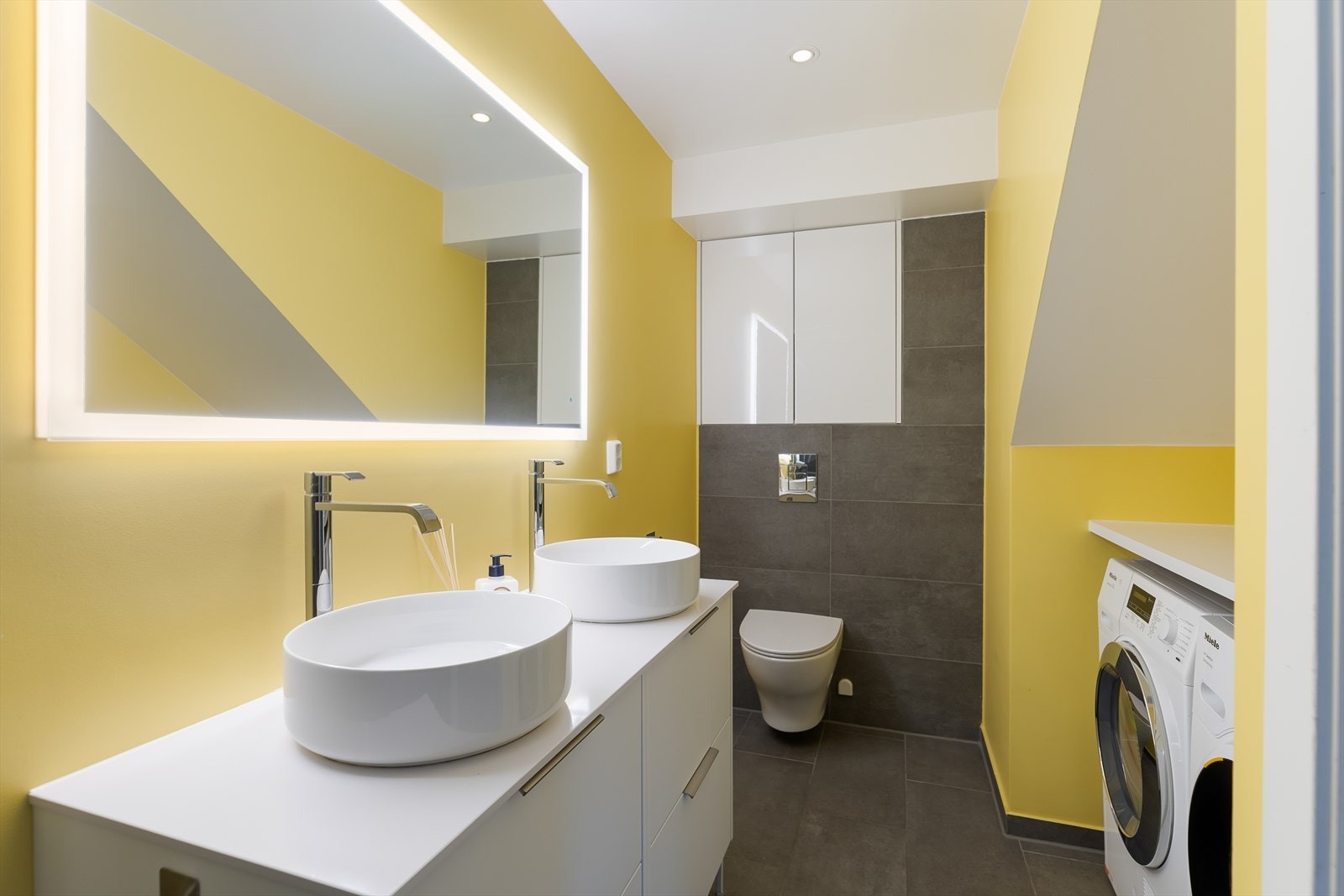 Begge bad har fått nye baderomsmøbler i 2025, som gir et oppdatert og helhetlig uttrykk Galleribilde