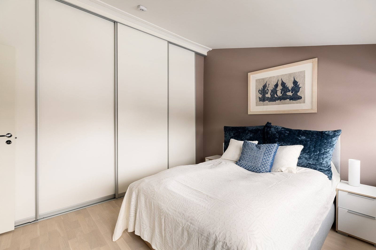 Godt med oppbevaringsplass i skyvedørsgarderobe på hovedsoverom Galleribilde