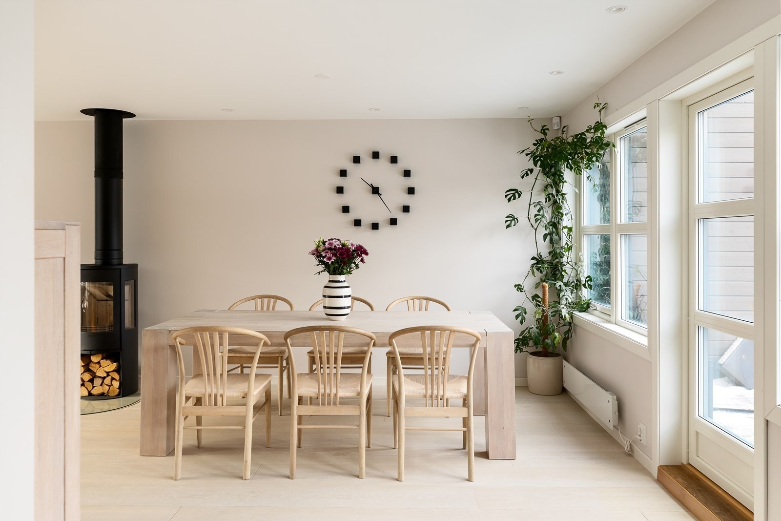 Fra stuen er det utgang til ca. 36 kvm terrasse, en herlig uteplass med god plass til sittegrupper Galleribilde