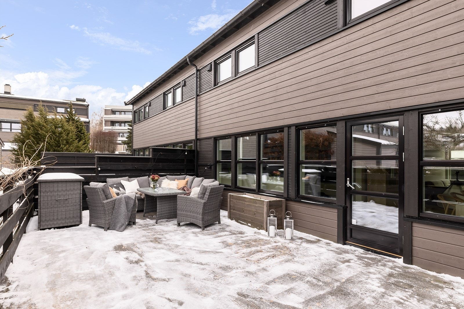 Med totalt ca. 76 kvm terrasser får du rikelig med uteareal. Terrassene ble bygget i 2020 og 2021 i royalimpregnert tre, og er nyoljet i 2025 Galleribilde