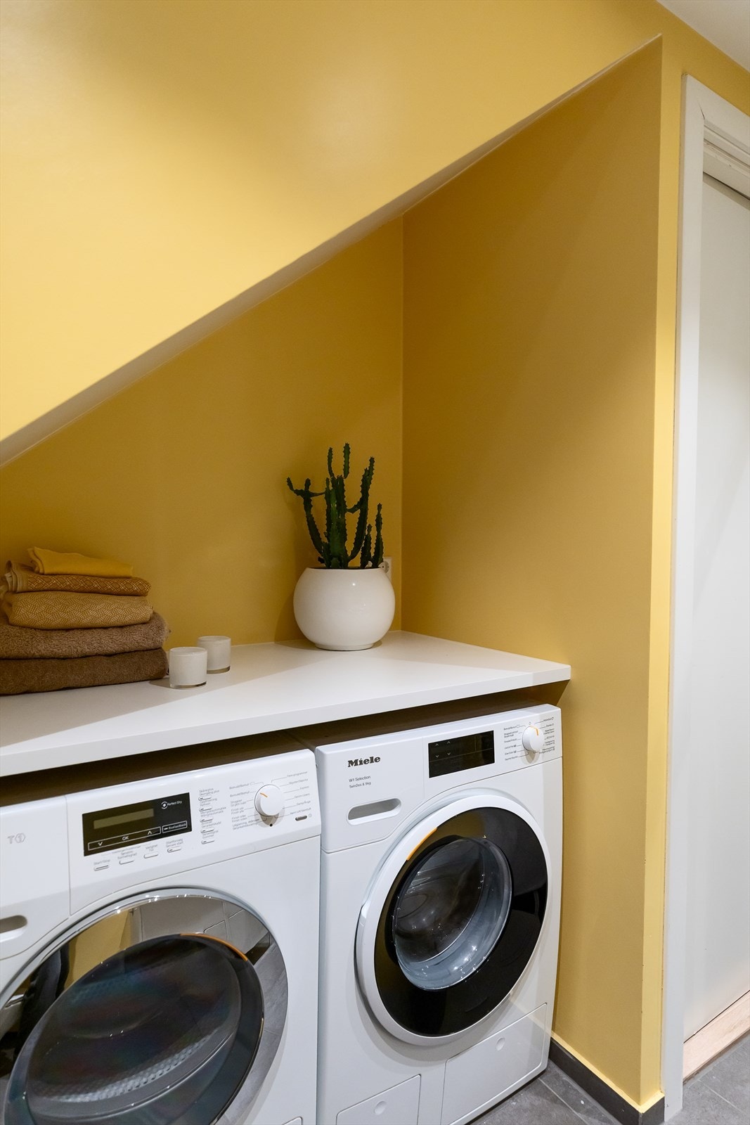 Praktisk vaskenisje på badet med plass til vaskemaskin og tørketrommel Galleribilde