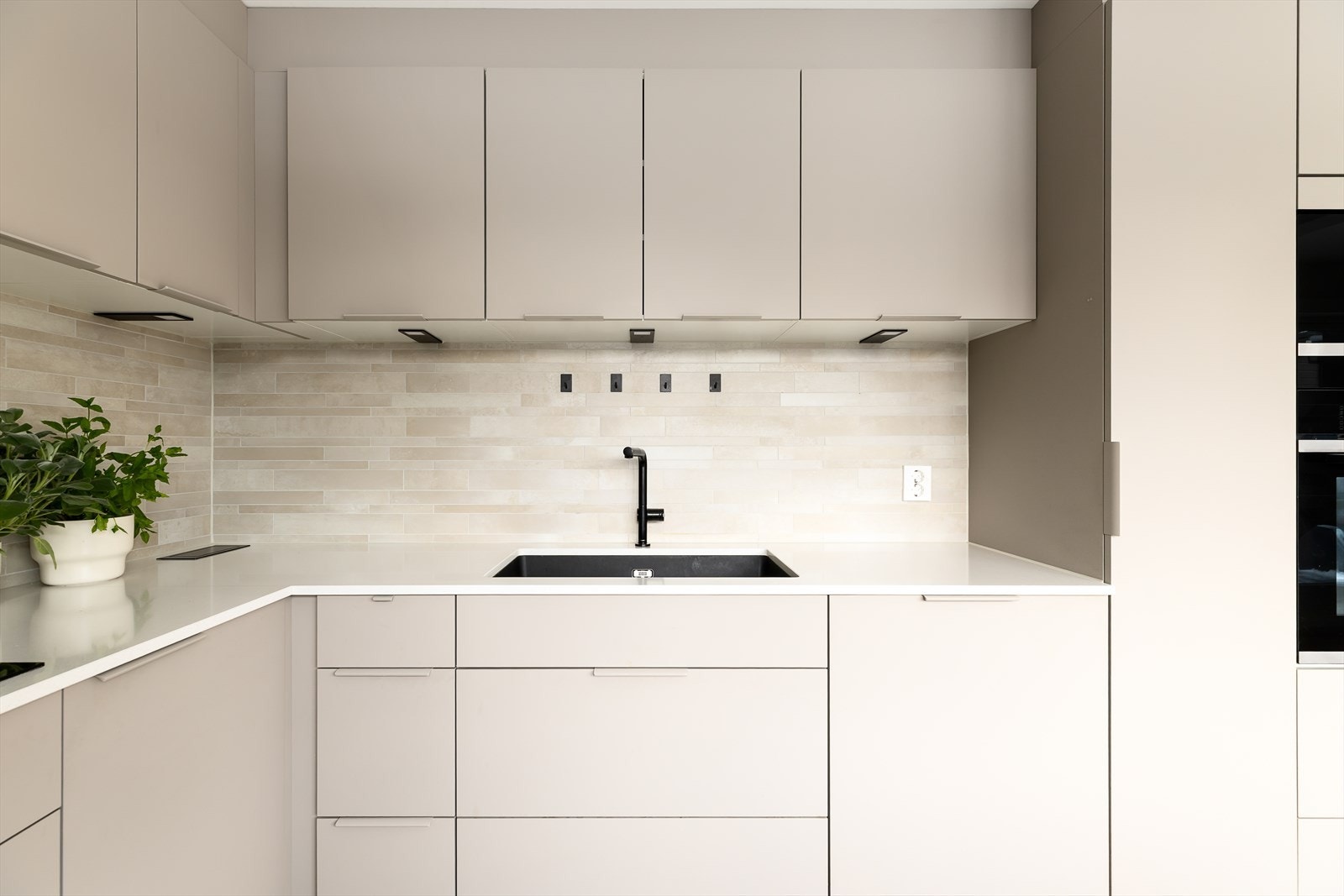 Kjøkkenet har moderne belysning med downlights som gir godt arbeidslys og en behagelig atmosfære Galleribilde