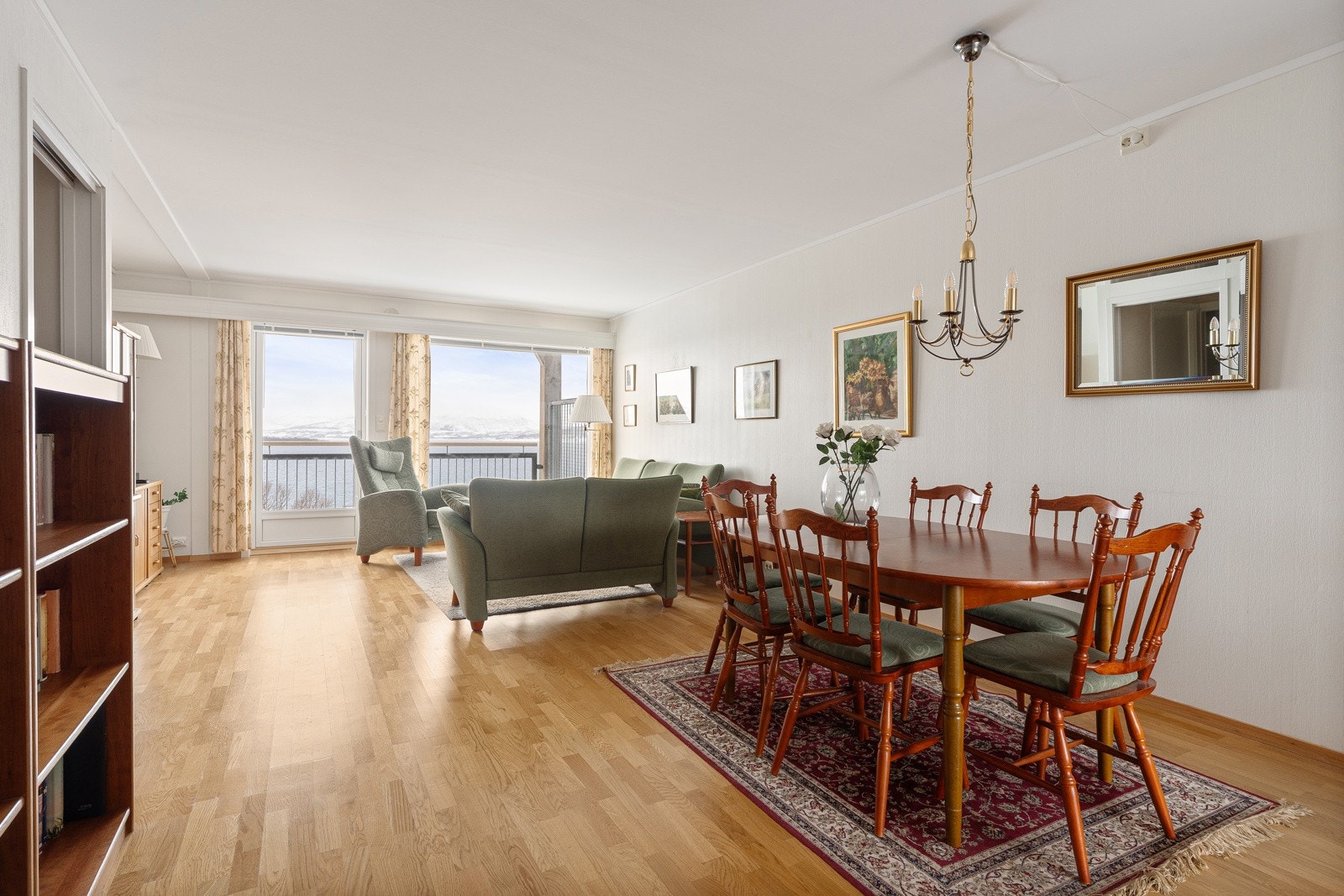 Leiligheten har gjennomgående store rom, som gir deg flere bruks- og møbleringsmuligheter. Galleribilde