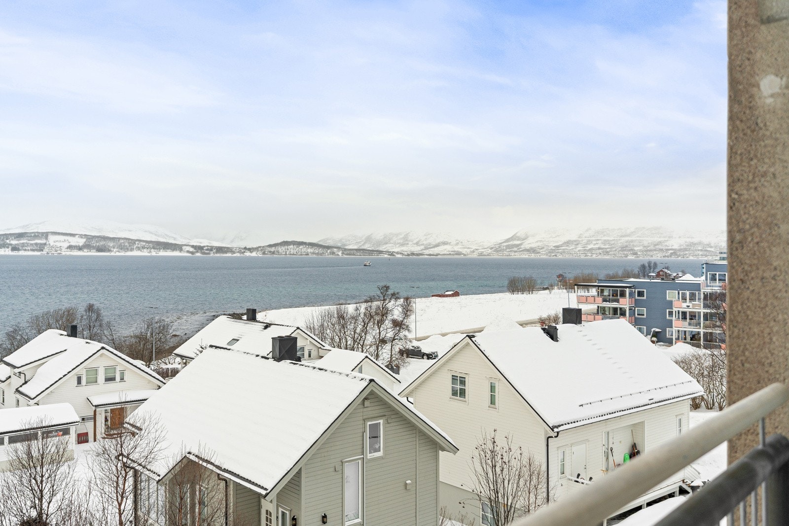 Fin utsikt mot sjø og majestetiske fjelltopper! Galleribilde