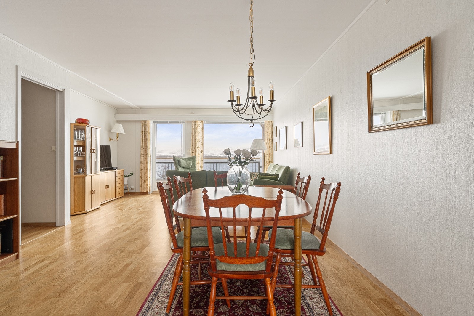 Her har du plass til stort spisebord med plass til hele familien eller vennegjengen! Galleribilde