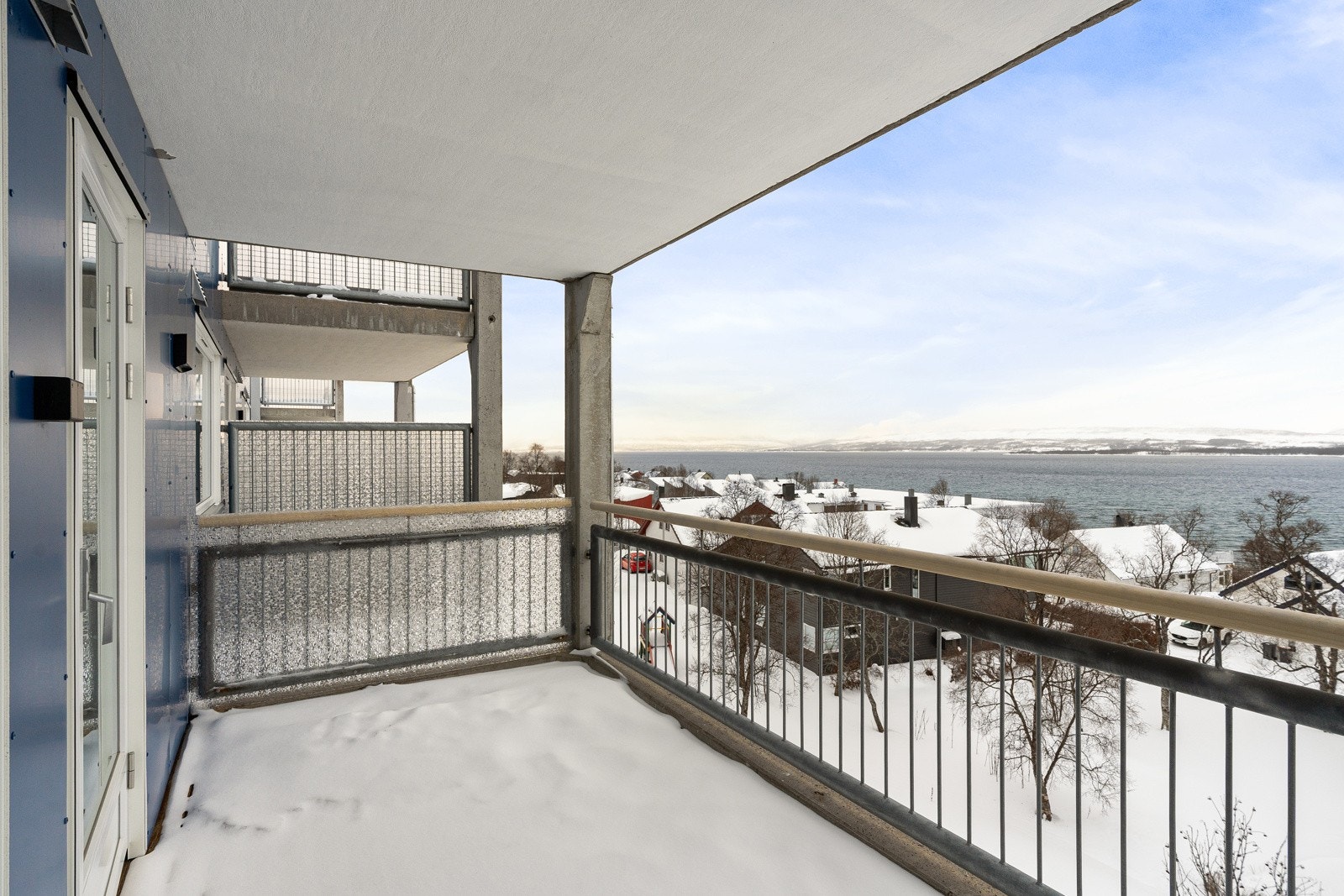 Fra stuen er det utgang til takoverbygd, vestvendt veranda med god plass til utemøbler, grill og beplantning. Galleribilde