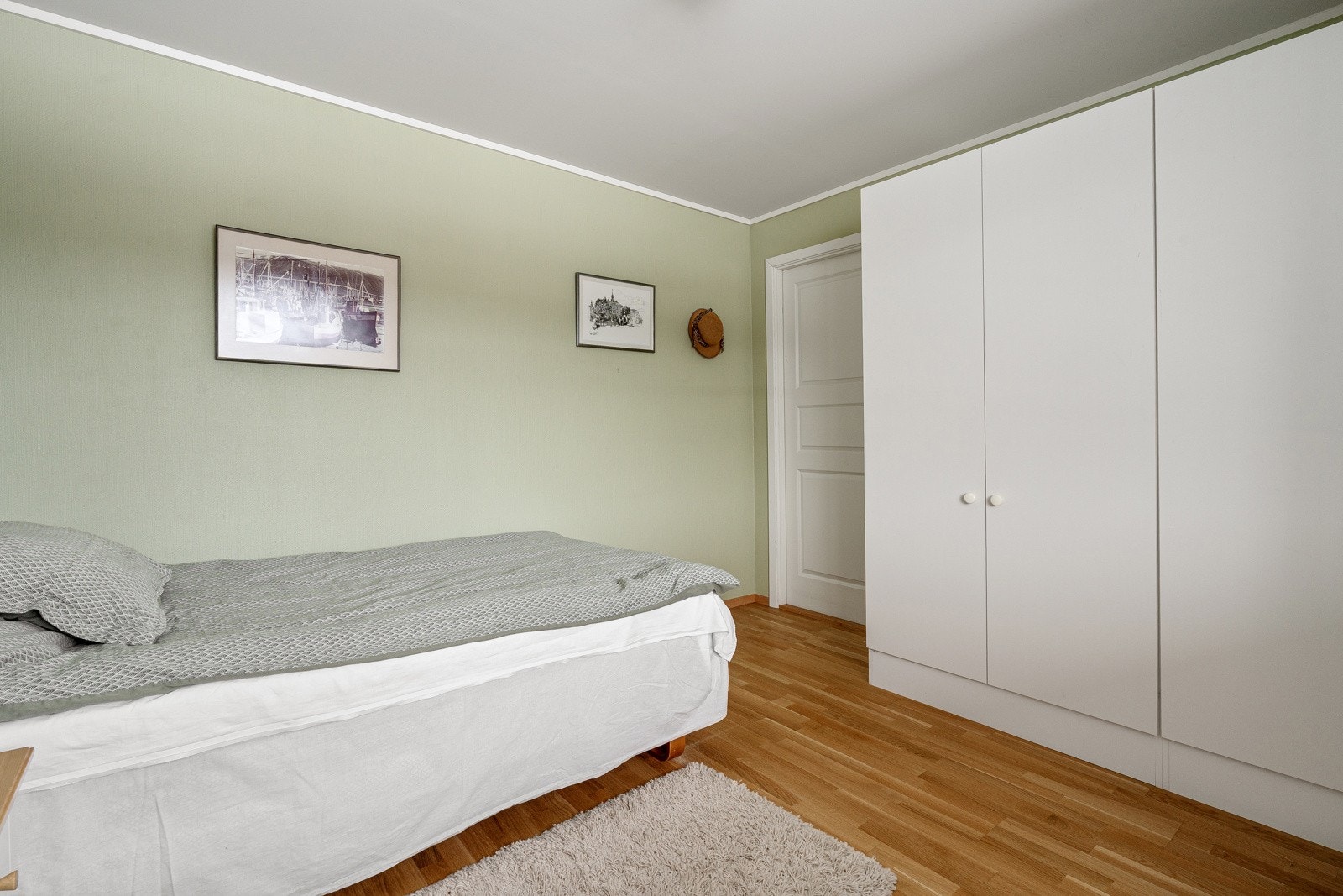 God plass til stor seng med tilhørende nattbord samt garderobeplass. Galleribilde