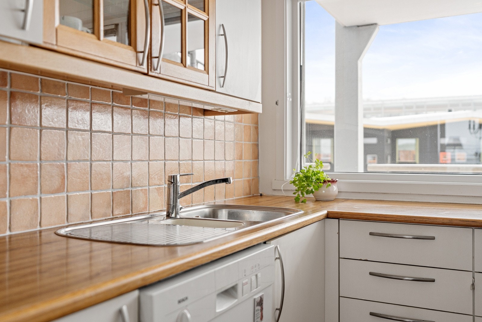 Også på kjøkkenet har du vindu som sikrer lysinnslipp. Galleribilde