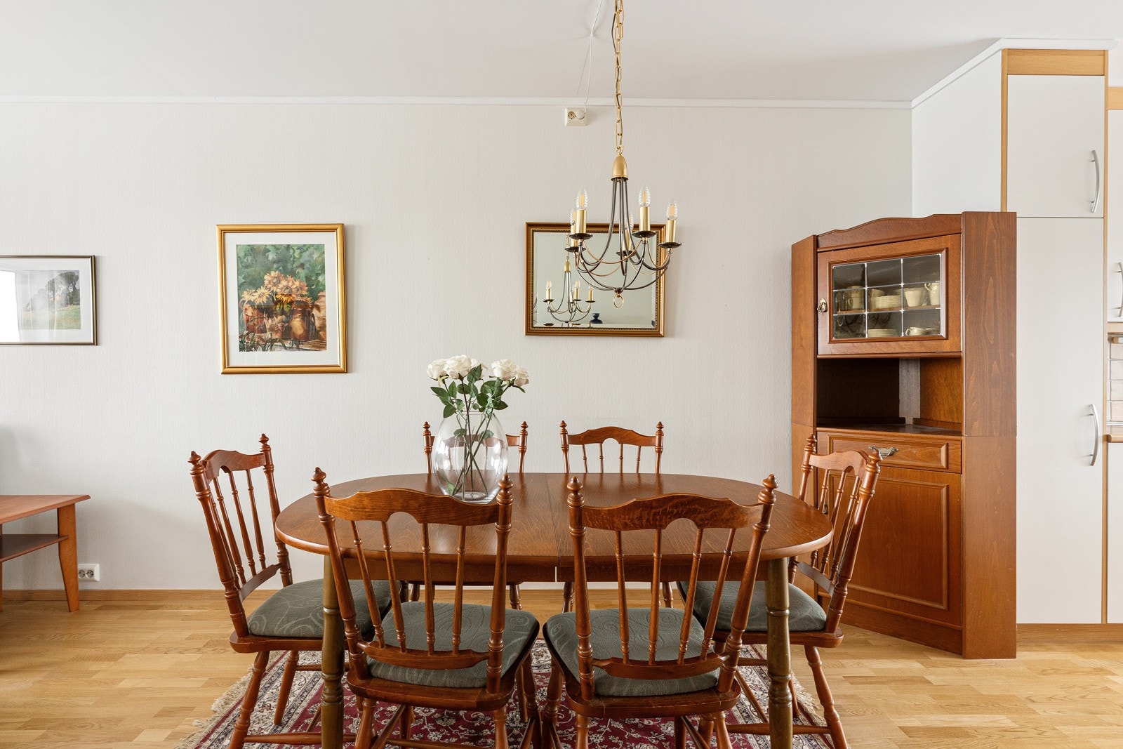 Spisebordet har en naturlig plassering mellom stue og kjøkken. Galleribilde